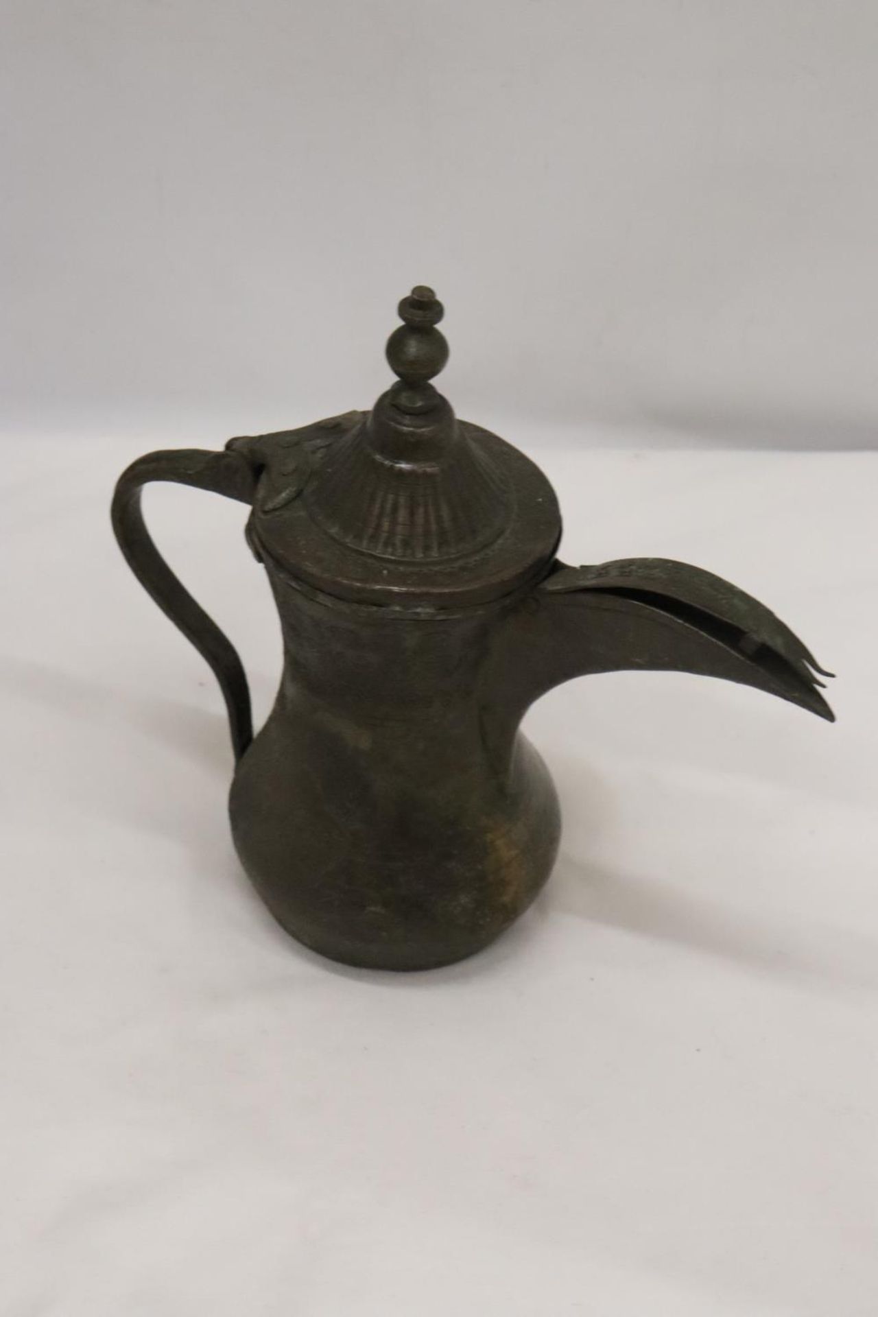 AN ASIAN COFFEE POT - Image 5 of 5