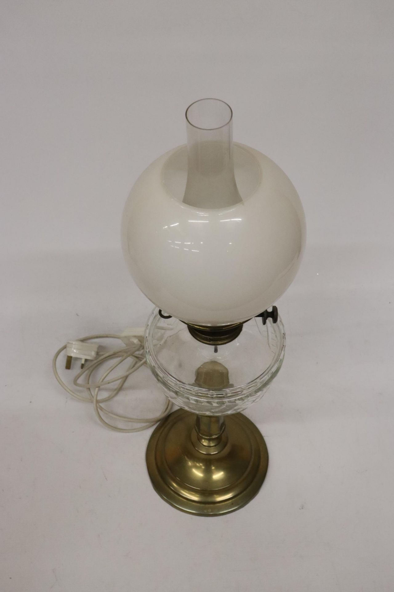 A 19TH CENTURY OIL LAMP CONVERTED TO ELECTRIC WITH A BRASS BASE, CLEAR CUT GLASS RESERVOIR, MILK - Image 5 of 8