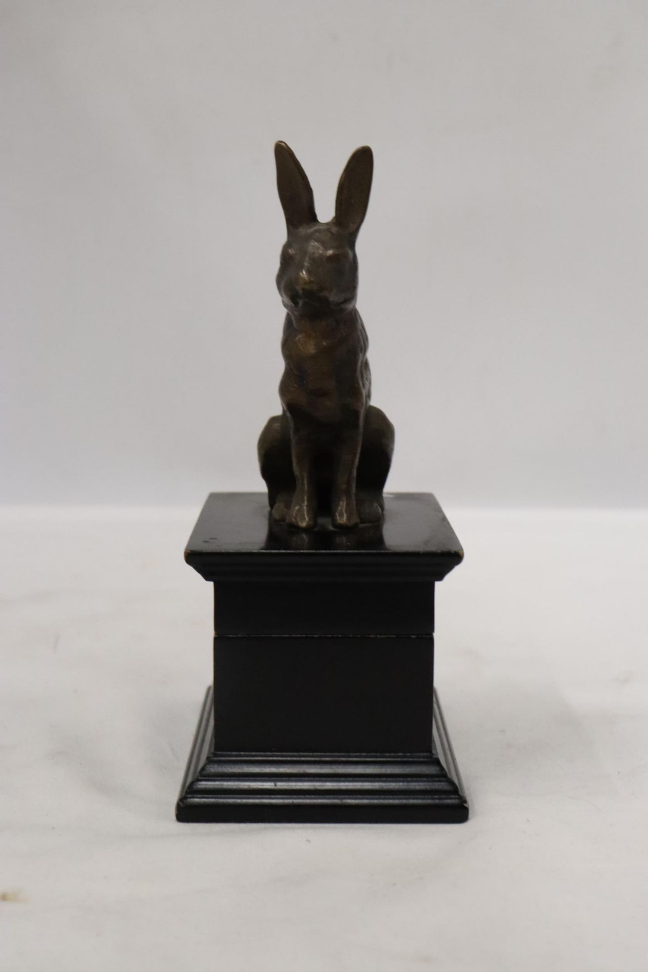 A FIGURE OF A HARE SITTING ON A WOODEN TRINKET BOX - Image 2 of 6