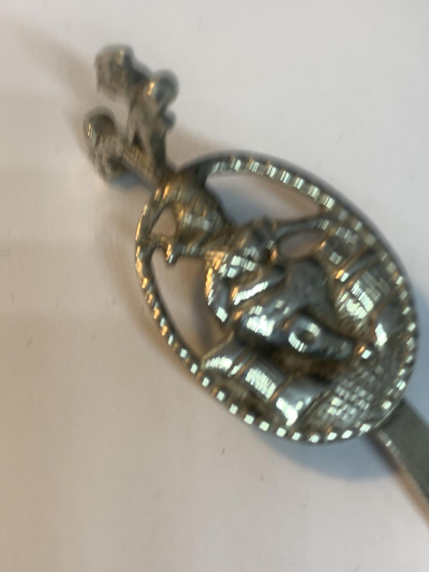 A DECORATIVE CONTINENTAL SILVER TEA CADDY SPOON - Image 2 of 5