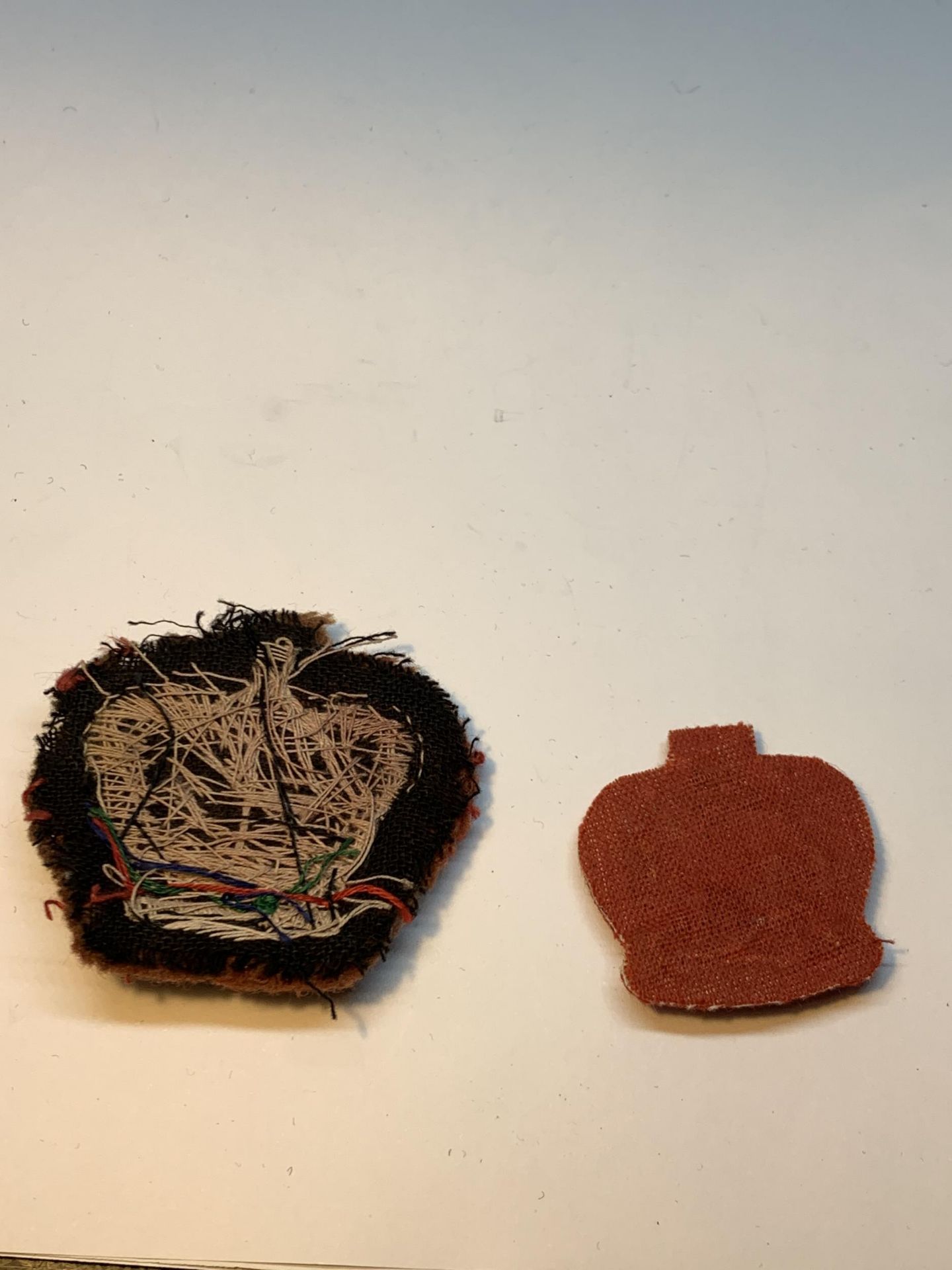 TWO BEAD AND CLOTH CROWN BADGES - Bild 4 aus 4