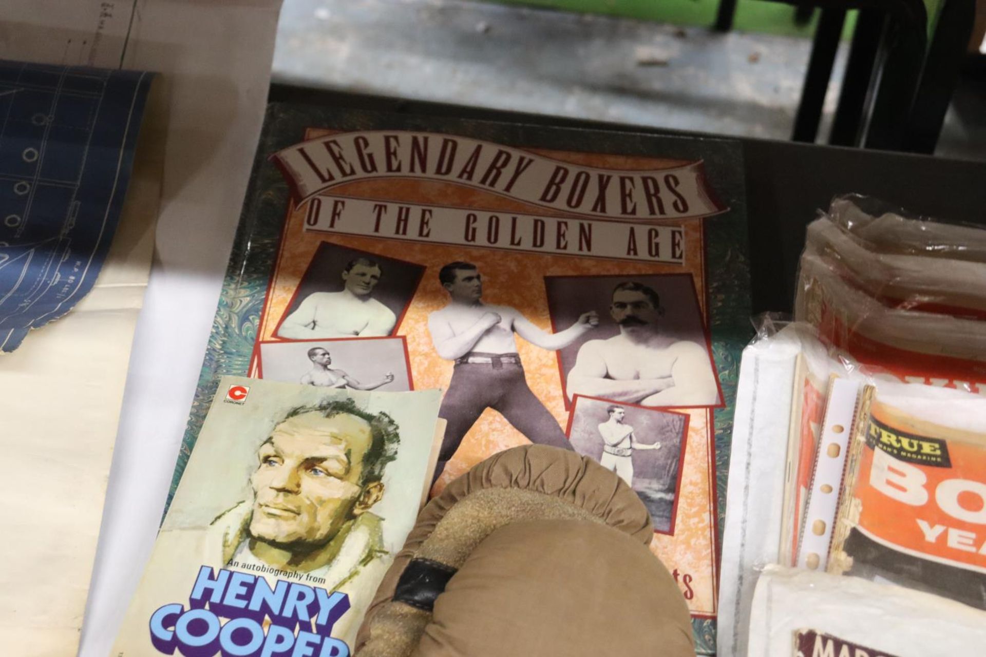A COLLECTION OF VINTAGE BOXING ITEMS TO INCLUDE GLOVES, BOOK AND MAGAZINES - Image 4 of 7