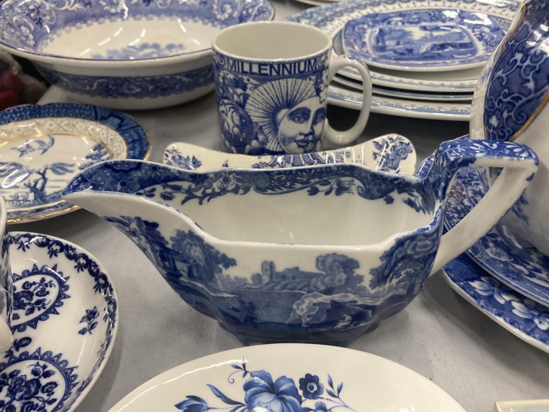 A LARGE COLLECTION OF BLUE AND WHITE PLATES, JUGS, BOWLS, CUPS, SAUCERS, NAPKIN RINGS, ETC TO - Image 6 of 7