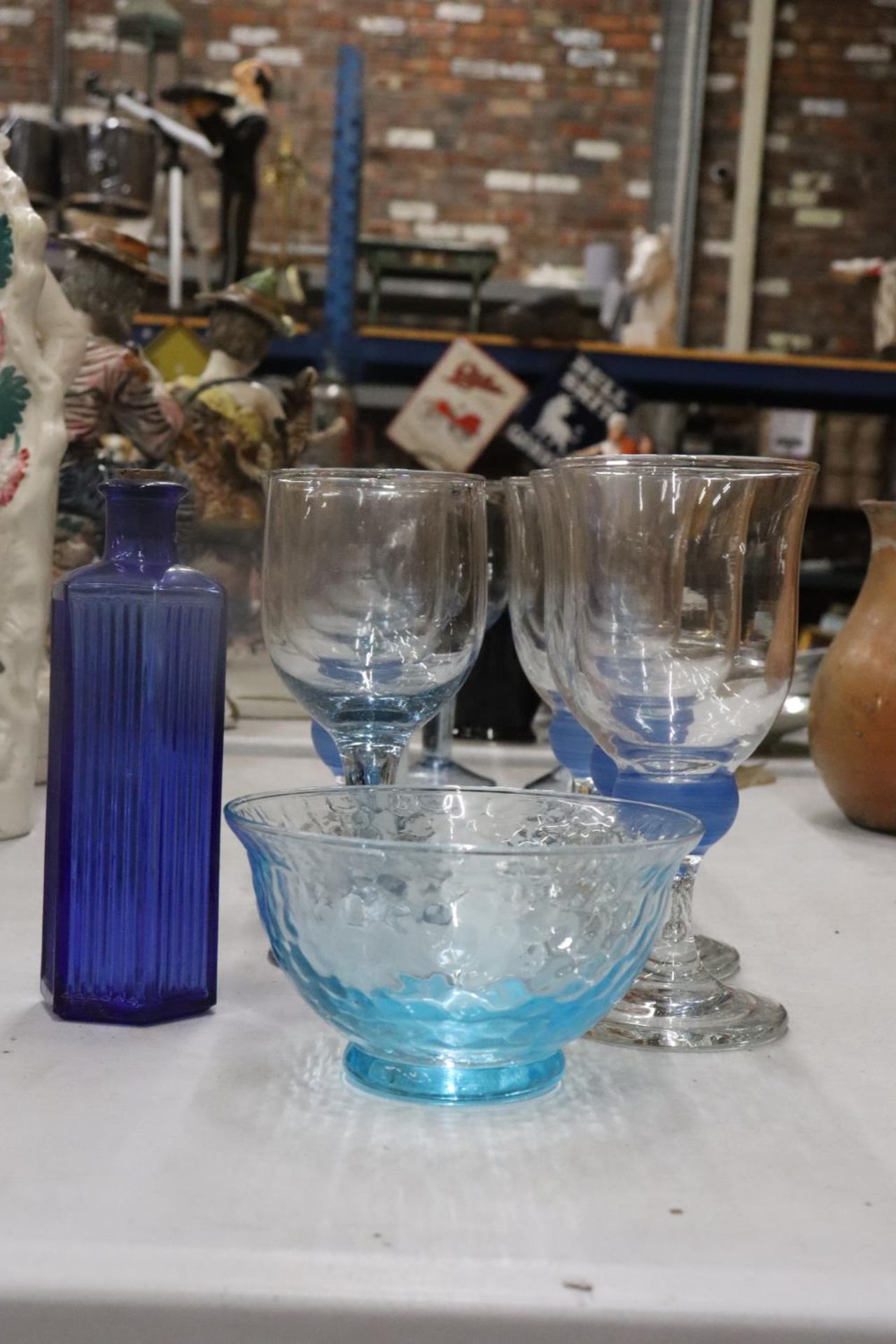 VARIOUS BLUE GLASS ITEMS TO INCLUDE GLASSES, BOWL AND BOTTLE - Image 2 of 8