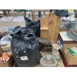 AN ASSORTMENT OF HOUSEHOLD CLEARANCE ITEMS