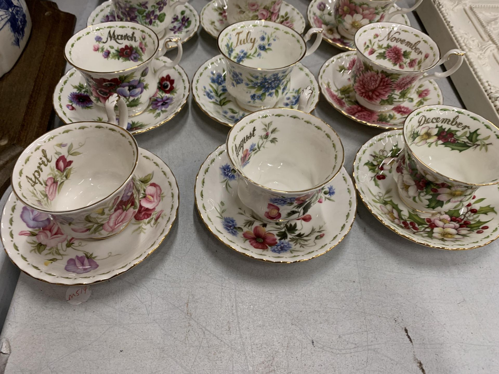 A COMPLETE SET OF ROYAL ALBERT FLOWER OF THE MONTH CUP AND SAUCERS - Bild 3 aus 5