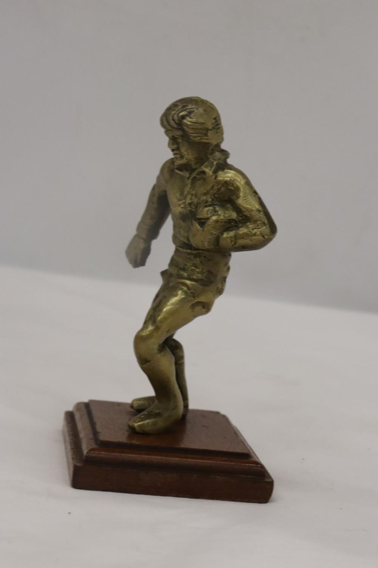 A VINTAGE BRASS RUGBY PLAYER ON A WOODEN PLINTH - Image 4 of 5