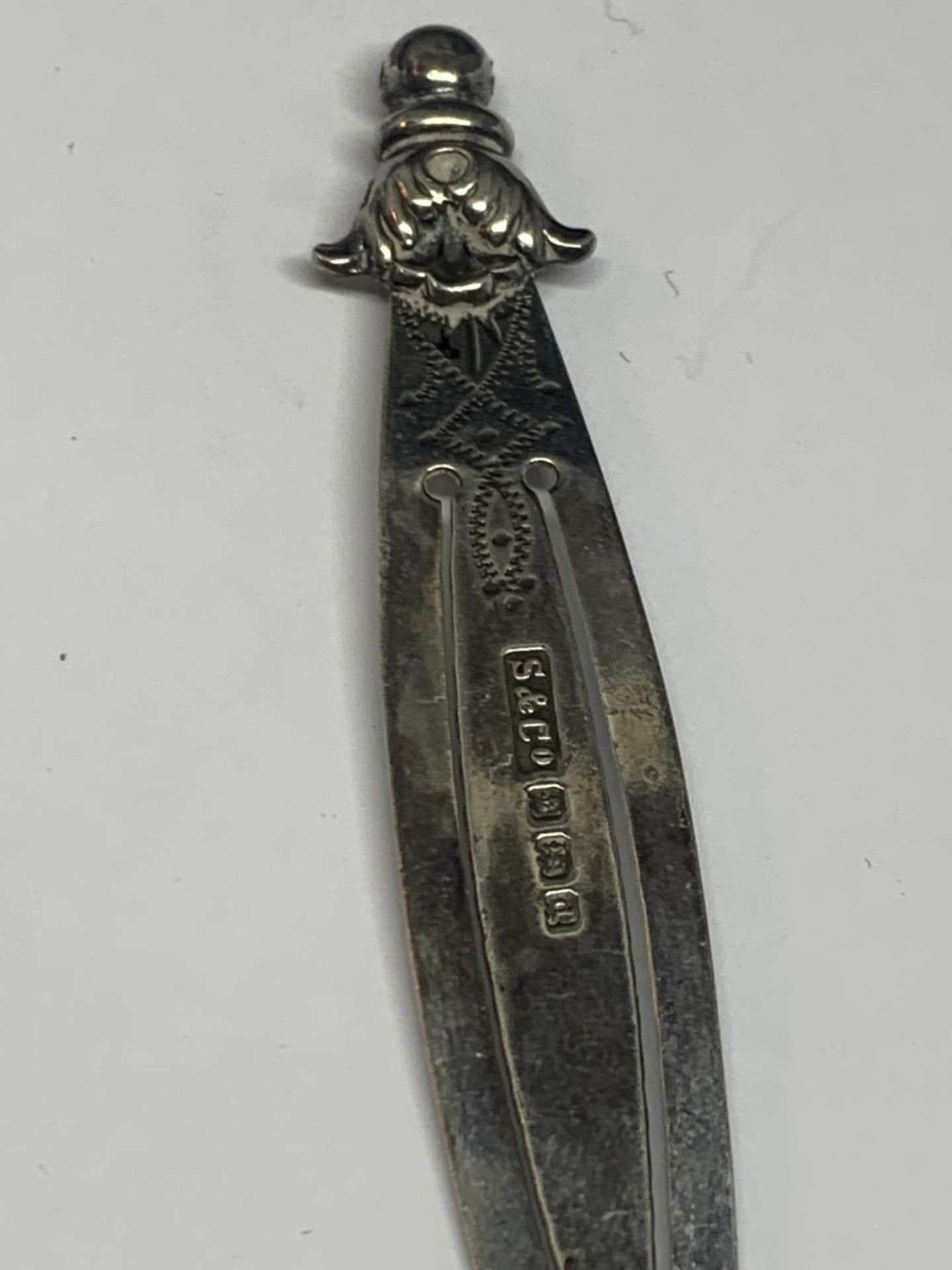 A PAIR OF HALLMARKED CHESTER SUGAR TONGS, A BIRMINGHAM BOOKMARK AND A THIMBLE - Image 3 of 4