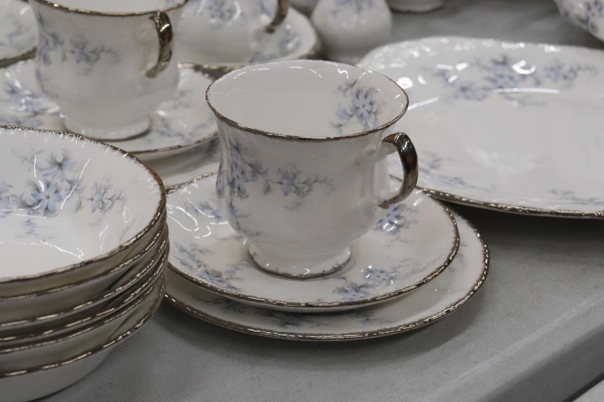 A PARAGON 'BRIDES CHOICE' DINNER SERVICE TO INCLUDE SIX OF EACH, DINNER, SALAD, SIDE PLATES, CUPS - Image 5 of 12