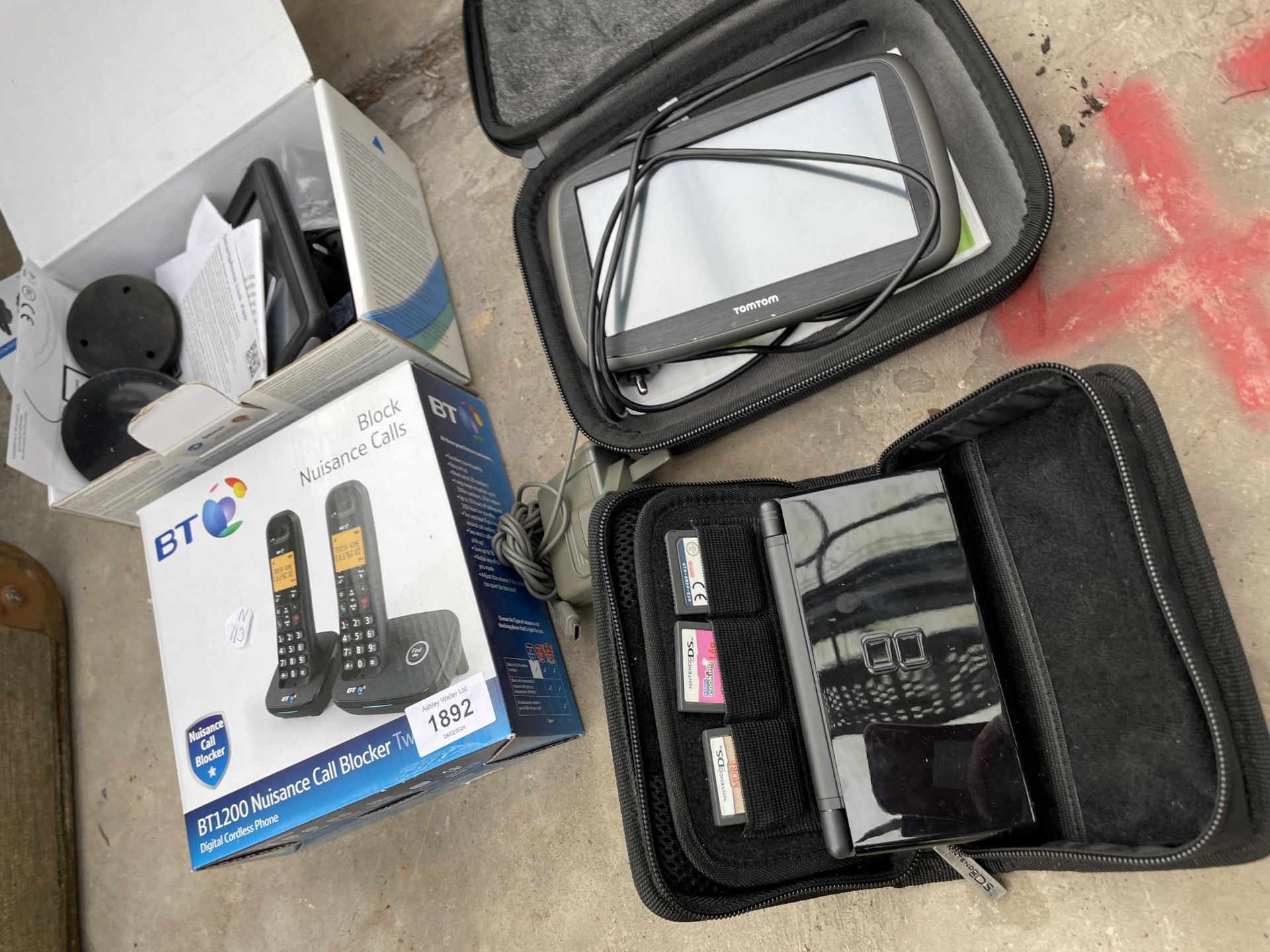 TWO SAT NAVS, A NINTENDO DS AND A SET OF HOUSE PHONES - Bild 2 aus 3