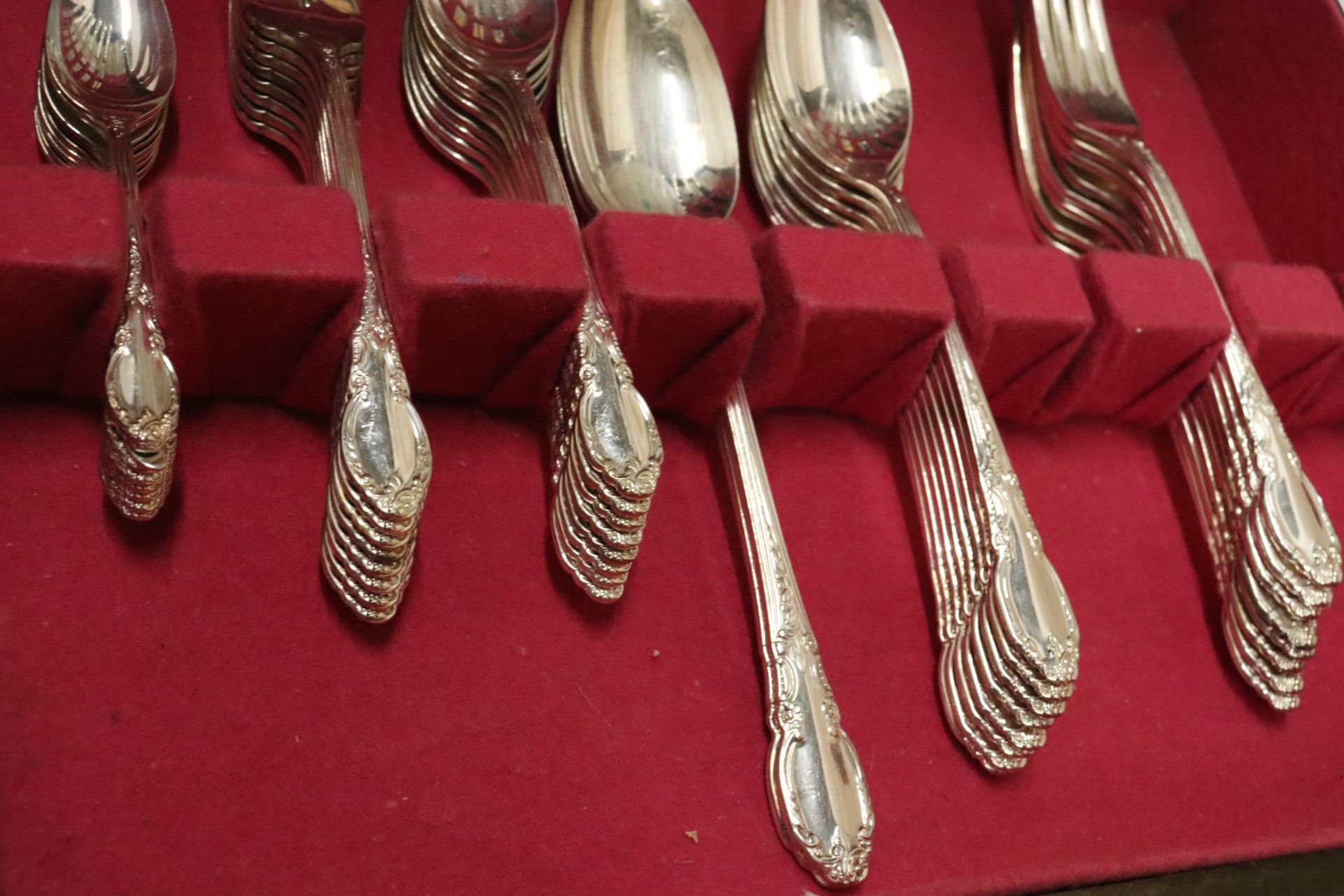 A CANTEEN OF CUTLERY IN A MAHOGANY CASE - Image 3 of 6