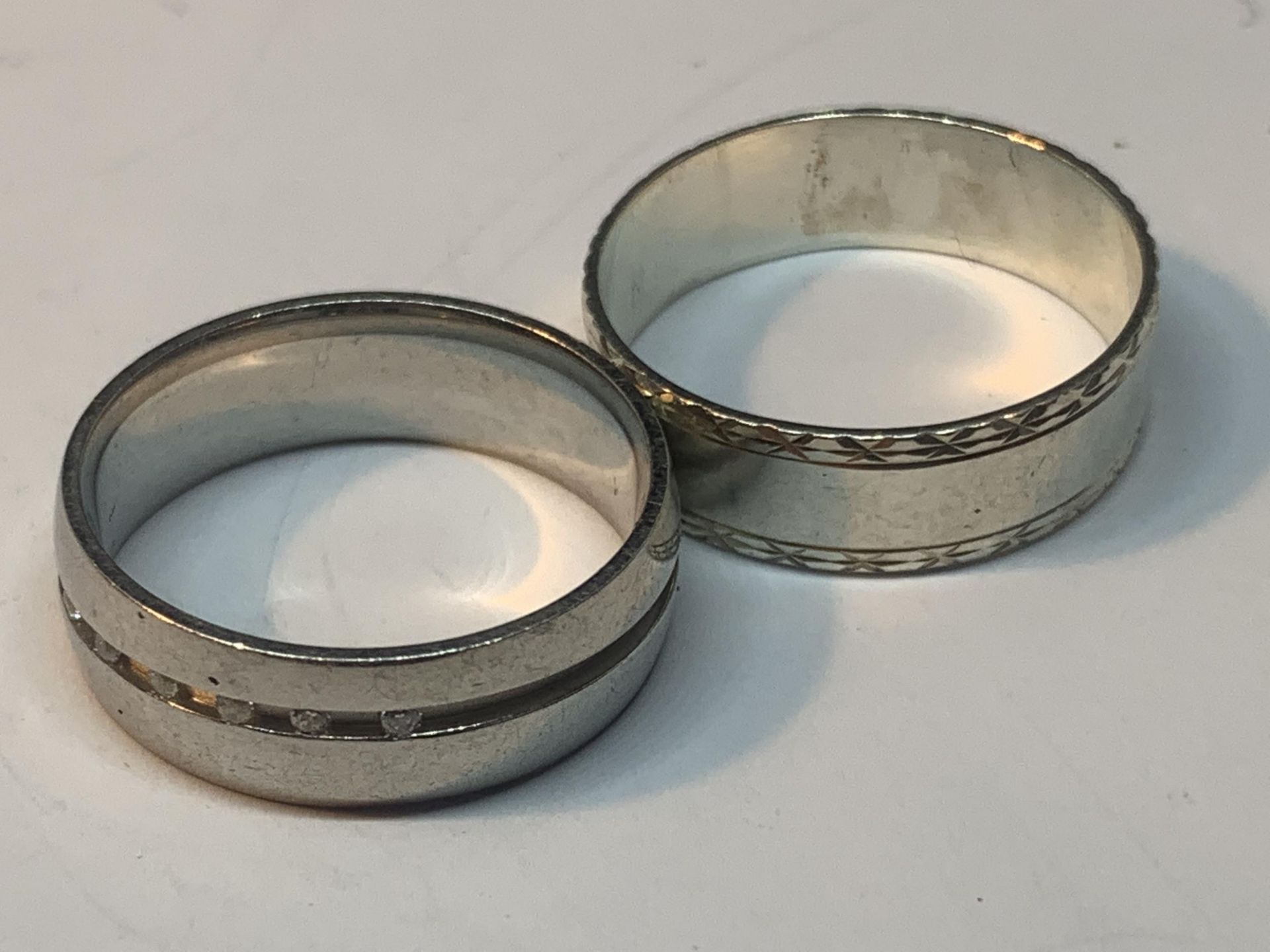 FOUR VARIOUS SILVER RINGS - Image 3 of 3