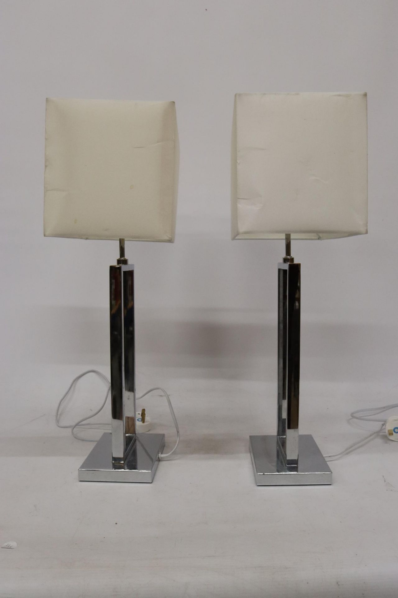 A PAIR OF MODERN CHROME TABLE LAMPS WITH SHADES, HEIGHT 58CM - Image 4 of 6
