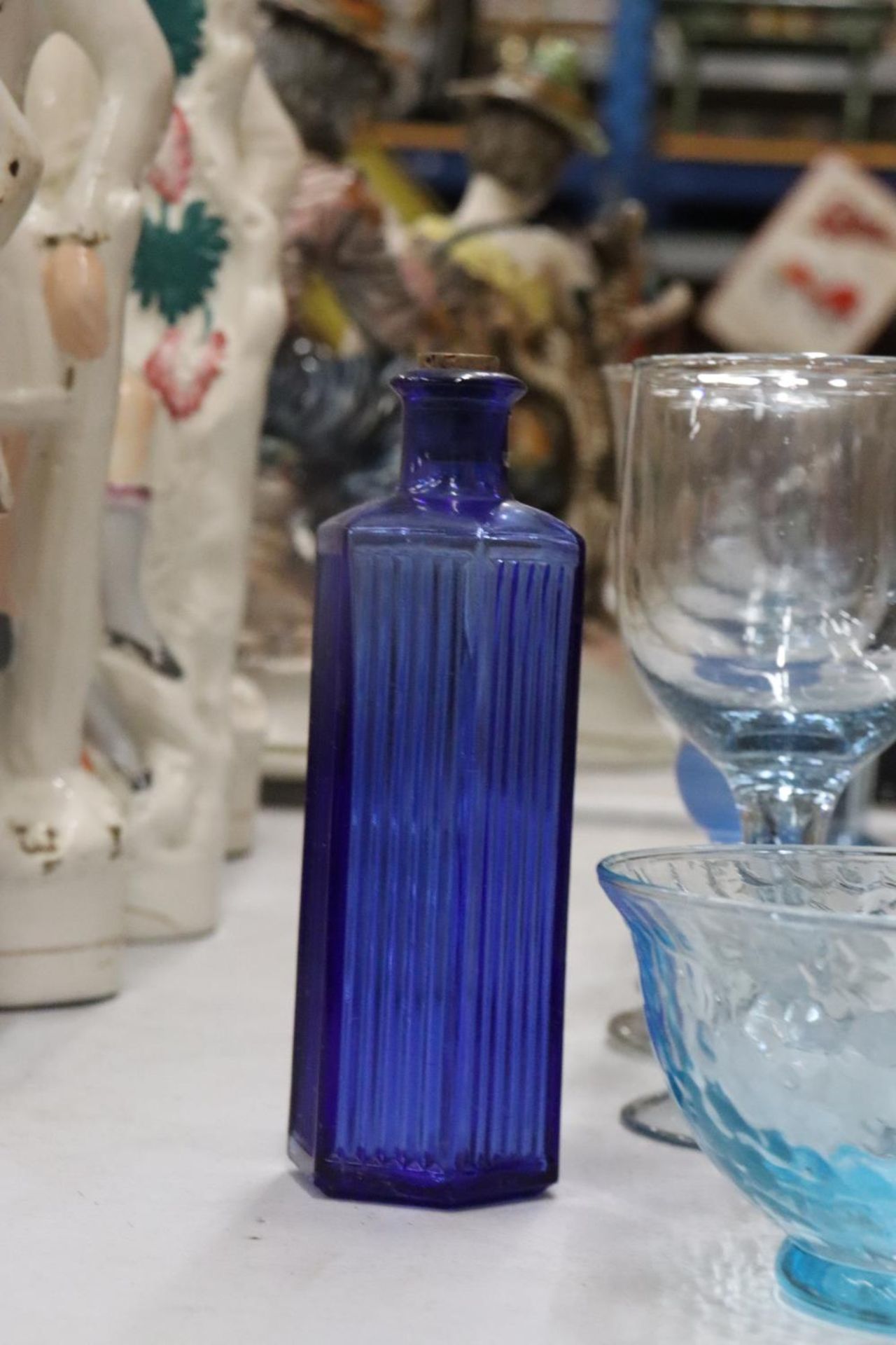 VARIOUS BLUE GLASS ITEMS TO INCLUDE GLASSES, BOWL AND BOTTLE - Image 3 of 8