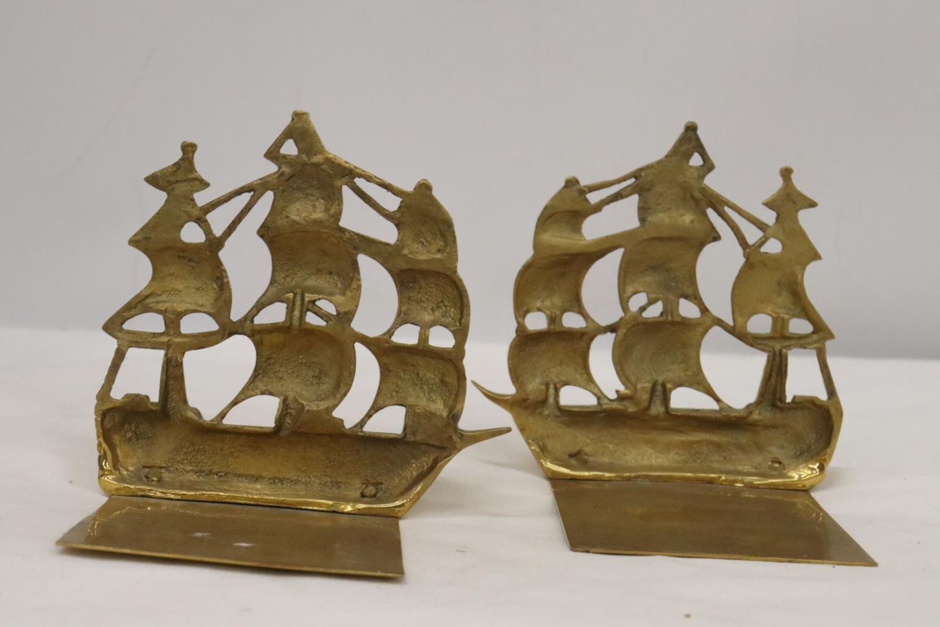 A PAIR OF VINTAGE BRASS SHIP BOOKENDS - Image 4 of 5