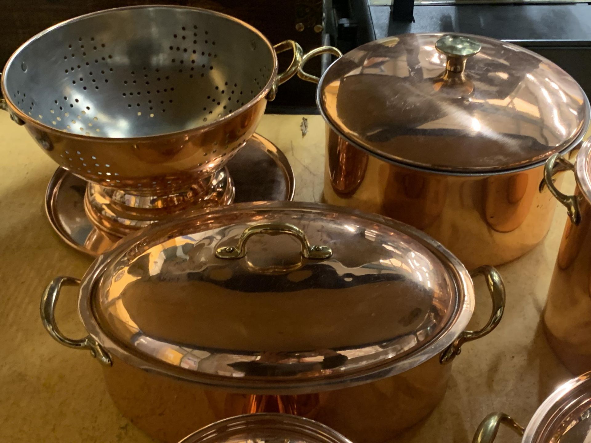 A LARGE QUANTITY OF COPPER COOKING ITEMS TO INCLUDE PANS, A SIEVE, JELLY MOULD, CASSEROLE DISHES, - Image 4 of 5