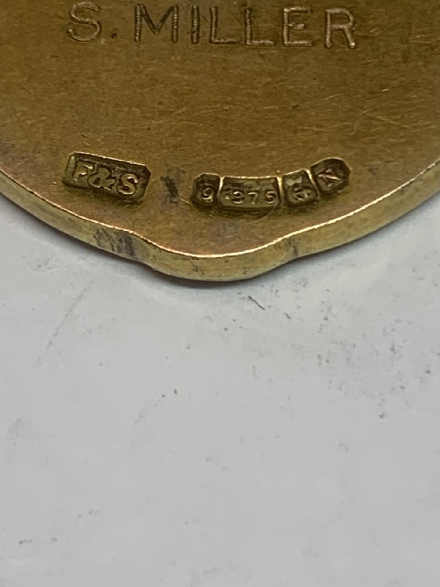 A HALLMARKED 9 CARAT GOLD NORTHERN RUGBY LEAGUE FOOTBALL MEDAL ENGRAVED SALFORD WINNERS 1936 -7 S. - Image 4 of 5
