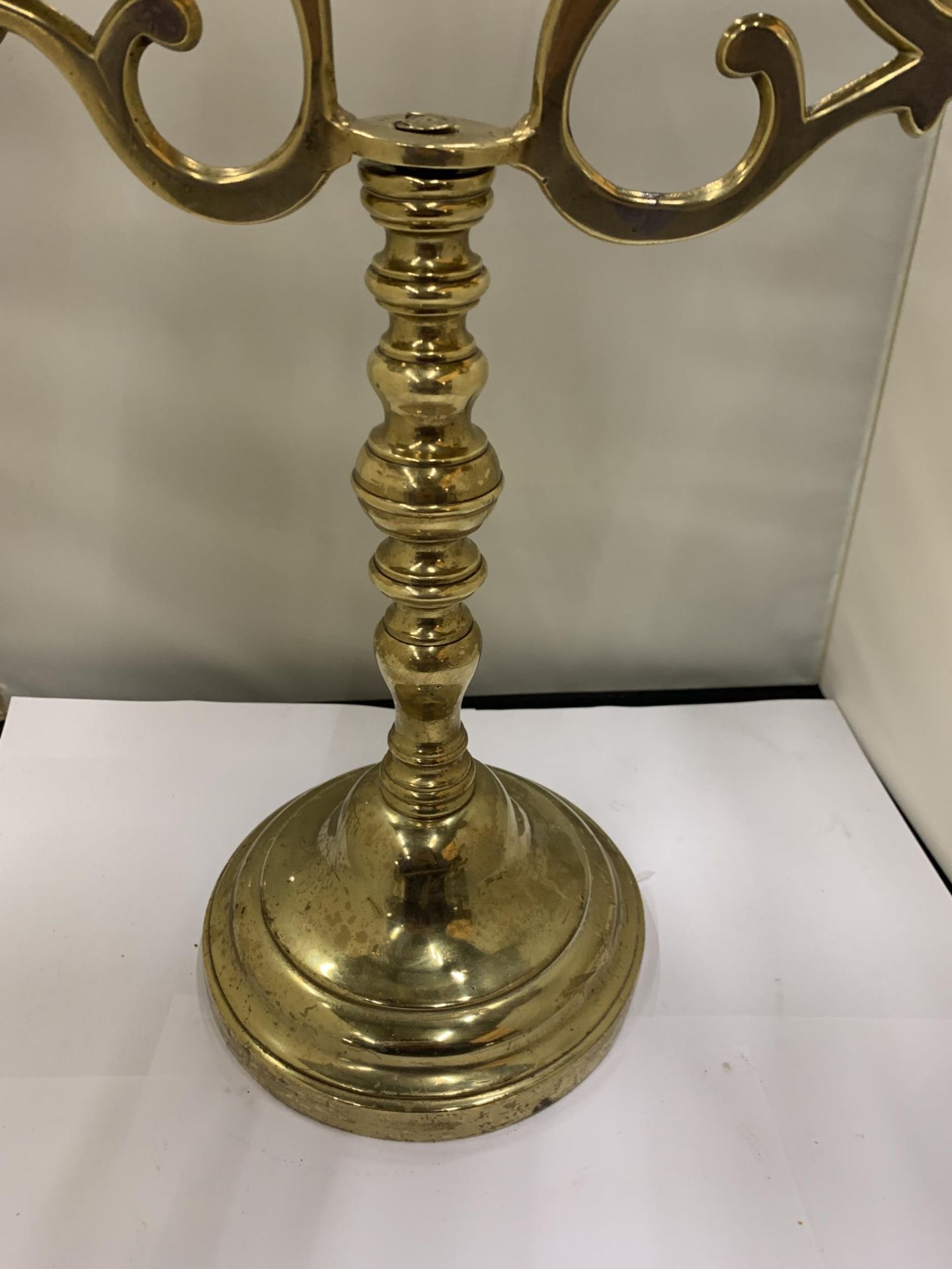 A HEAVY BRASS CANDELABRA WITH A FIGURE HOLDING A STAFF - Image 3 of 5