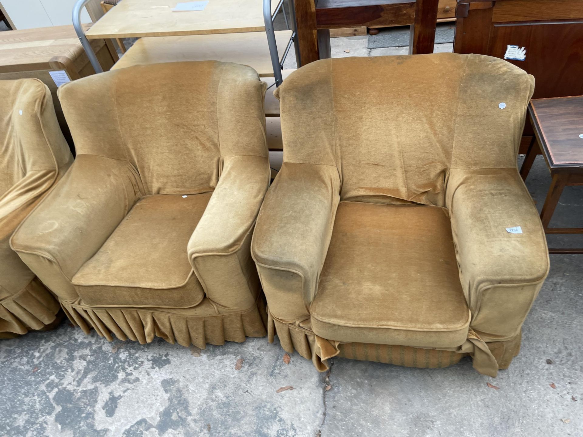 A SPRUNG AND UPHOSTERED THREE PIECE LOUNGE SUITE - Image 2 of 3