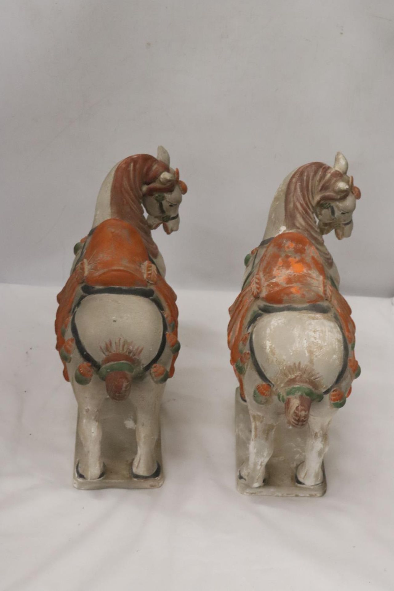 TWO TANG DYNASTY STYLE HORSES - Bild 5 aus 6