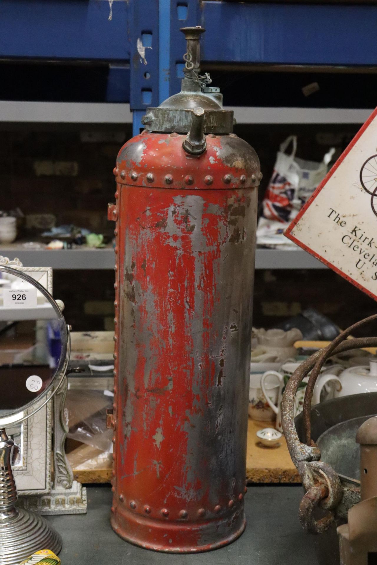 A VINTAGE FIRE EXTINGUISHER WITH BRASS PLUNGER - Image 2 of 5