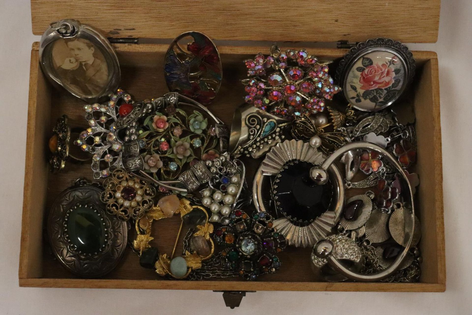 A QUANTITY OF VINTAGE COSTUME JEWELLERY TO INCLUDE RINGS, BROOCHES AND NECKLACES IN A CIGAR BOX - Image 7 of 10