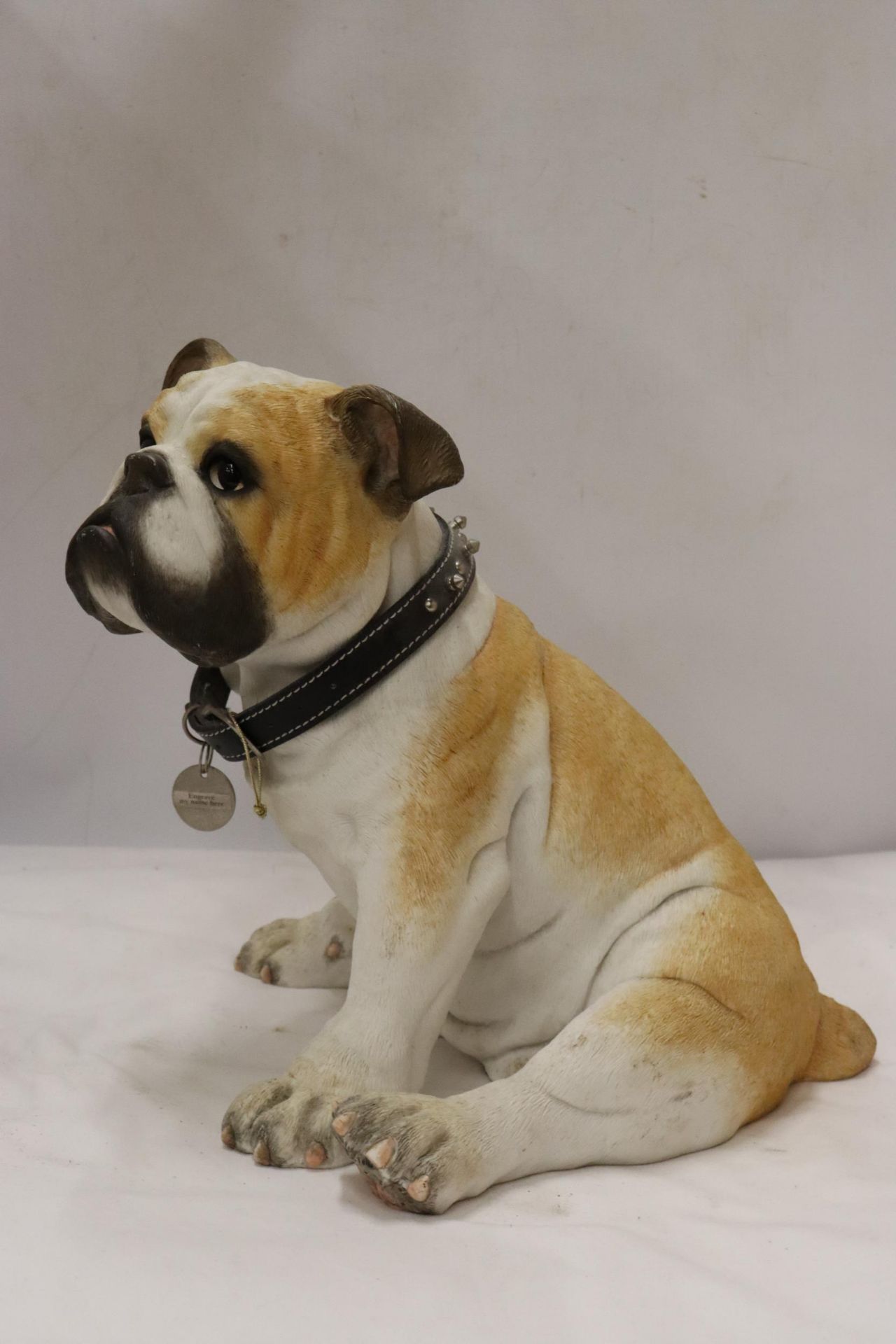 A LARGE HEAVY SOLID BULLDOG WITH REAL COLLAR, HEIGHT 29CM - Bild 5 aus 5