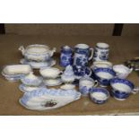 A QUANTITY OF VINTAGE BLUE AND WHITE CERAMICS TO INCLUDE 'FRUIT BASKET' DESIGN, MALING CUPS, JUGS,