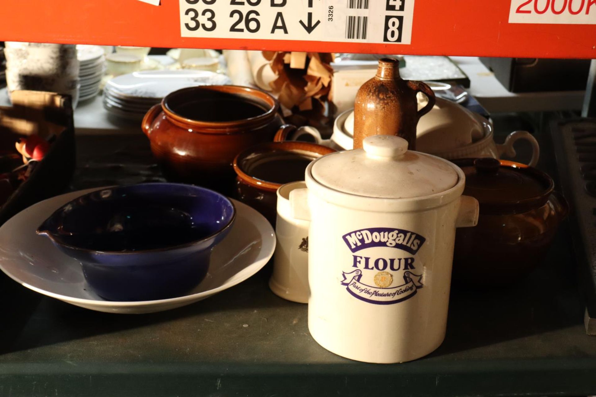 A QUANTITY OF CERAMIC ITEMS TO INCLUDE A McDOUGALLS FLOUR CONTAINER, A LARGE LIDDED SERVING