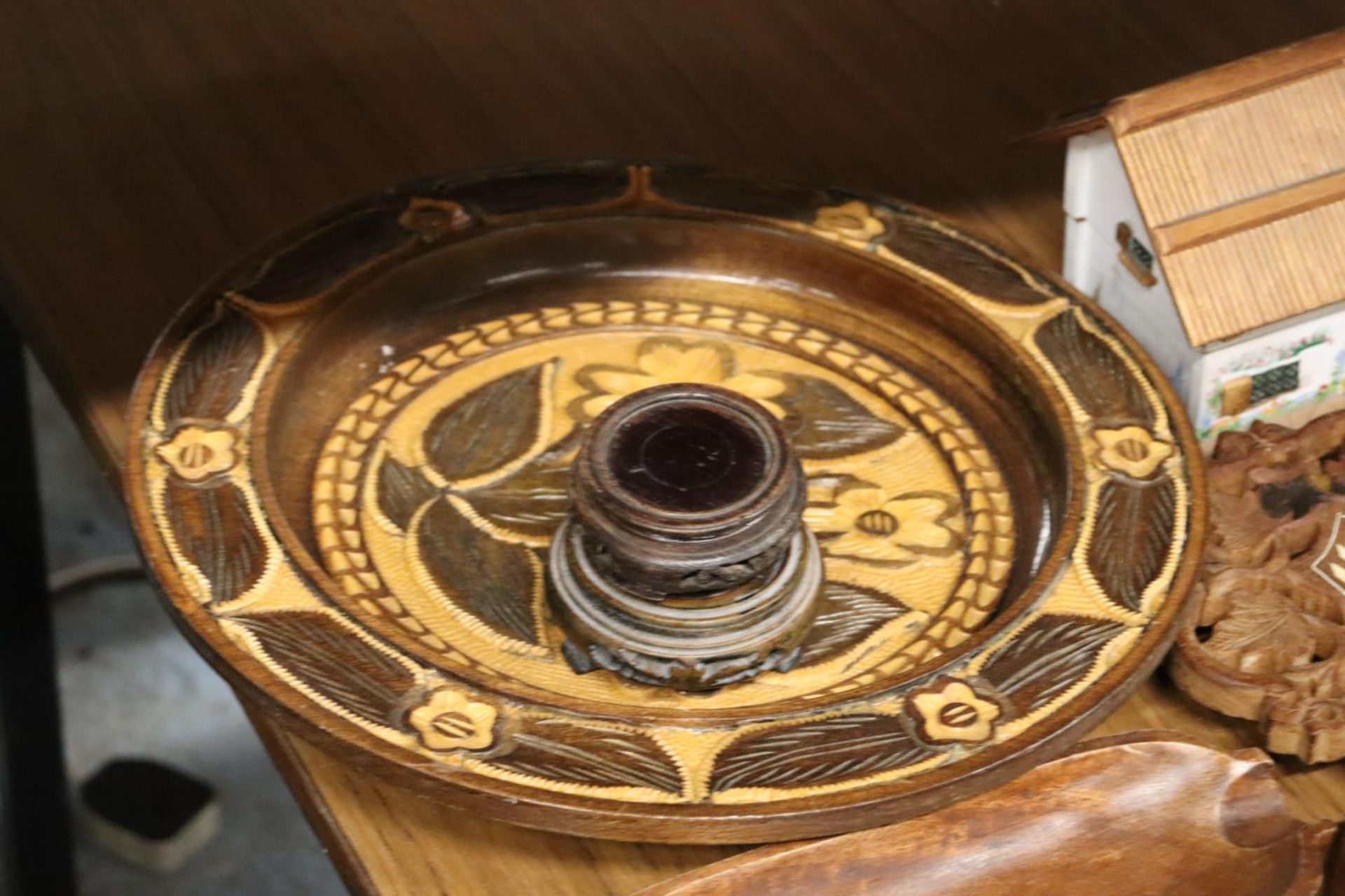 A QUANTITY OF TREEN TO INCLUDE A CHESS BOARD, CHINESE CARVED HARDWOOD BASES, CARVED WOODEN BOX, - Bild 2 aus 5