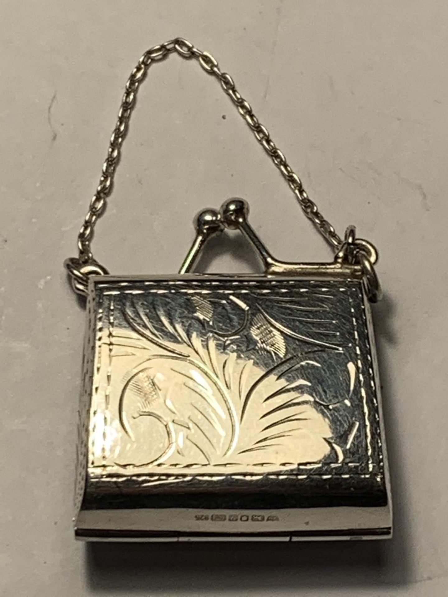 A HALLMARKED LONDON SILVER MINIATURE HANDBAG APPROX 3CM ACROSS