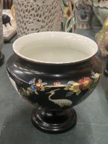 A VINTAGE CARLTON WARE PEDESTAL VASE WITH ORIENTAL STYLE DECORATION, HEIGHT 15CM, DIAMETER 14CM