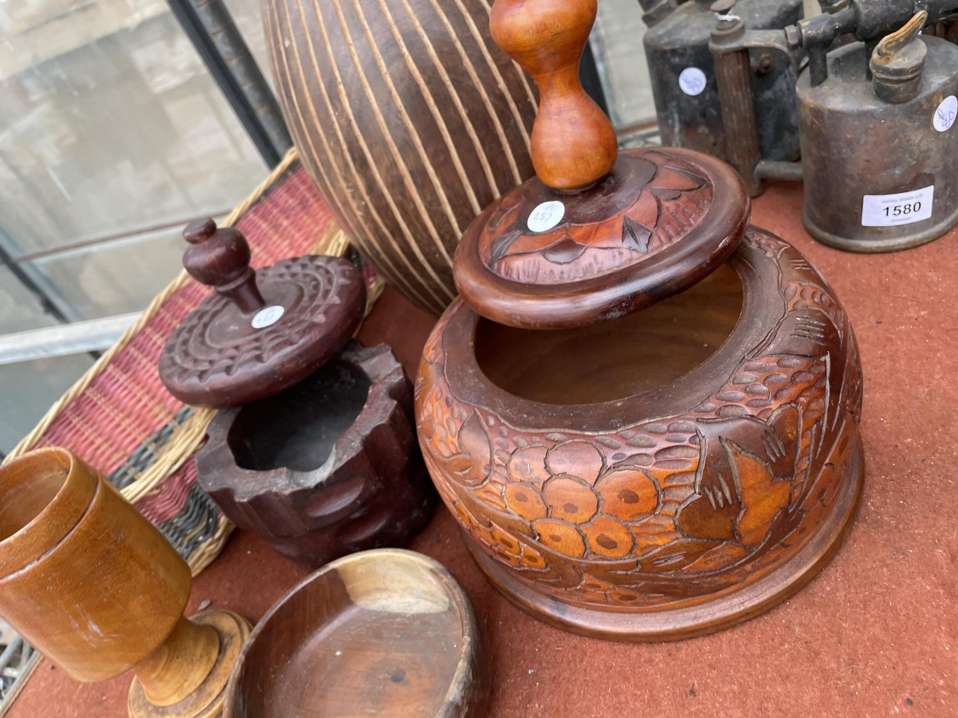 AN ASSORTMENT OF TREEN ITEMS TO INCLUDE A LIDDED BOWL, AND VASES ETC - Image 3 of 3