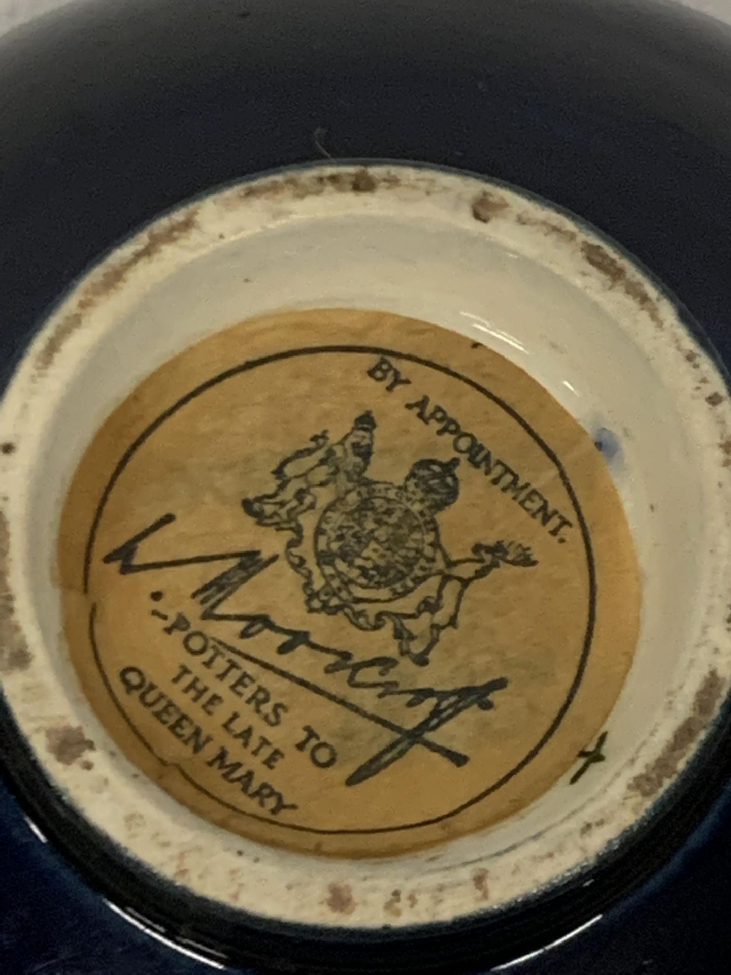 A MOORCROFT COLUMBINE BLUE DISH WITH QUEEN MARY STICKER - Image 3 of 3