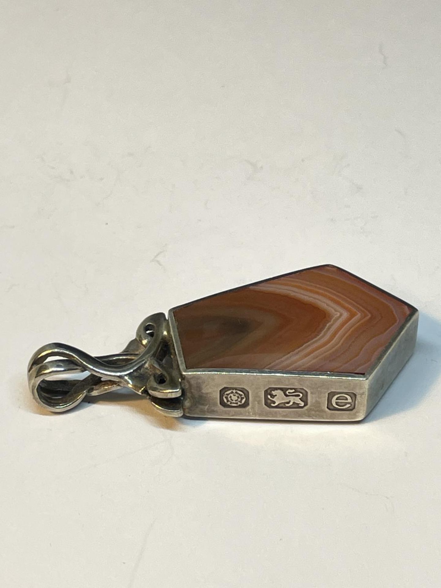 A SILVER AND AGATE ABSTRACT WATCH CHAIN FOB - Image 2 of 4