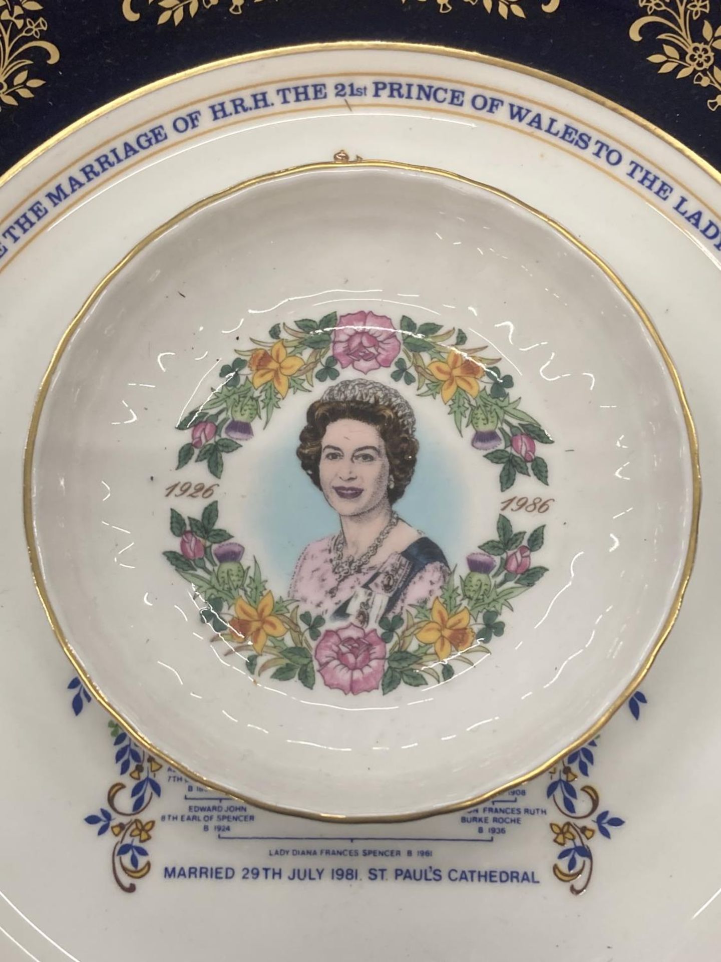 A MIXED LOT TO INCLUDE SOUVENIR SPOONS, AYNSLEY COMMEMORATIVE PLATE, CORONATION SOUVENIR - Image 6 of 6