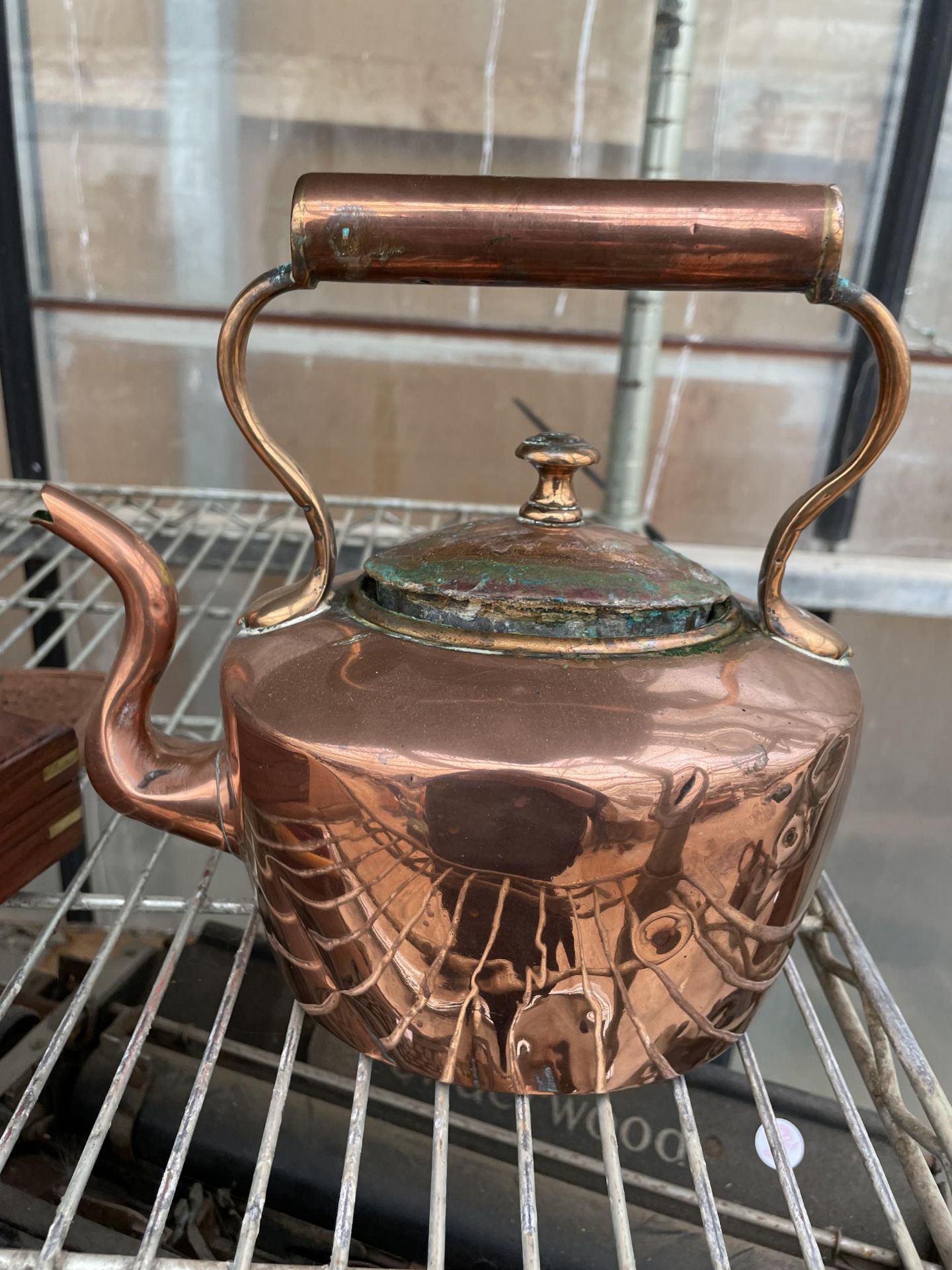 A SMALL VINTAGE COPPER KETTLE - Image 2 of 2