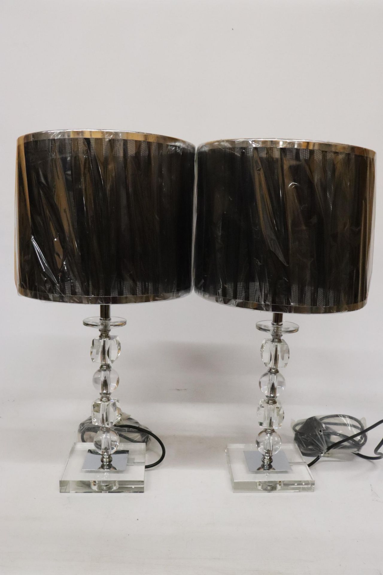A PAIR OF MODERN TABLE LAMPS WITH SHADES, HEIGHT 60CM - Image 4 of 7