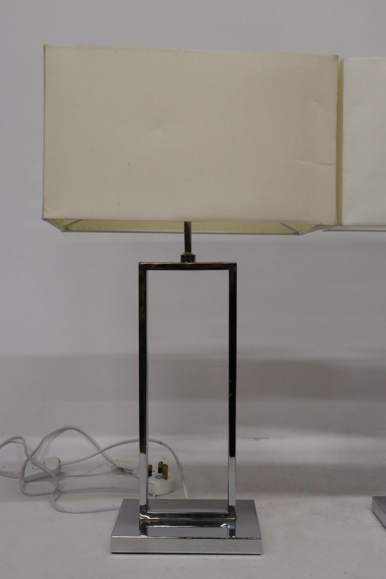 A PAIR OF MODERN CHROME TABLE LAMPS WITH SHADES, HEIGHT 58CM - Image 2 of 6