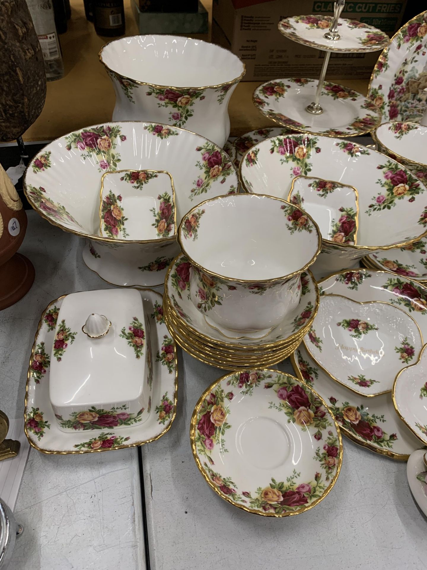 A VERY LARGE COLLECTION OF ROYAL ALBERT OLD COUNTRY ROSES TO INCLUDE TRIOS, JUGS, SUGAR BOWLS, - Image 5 of 9