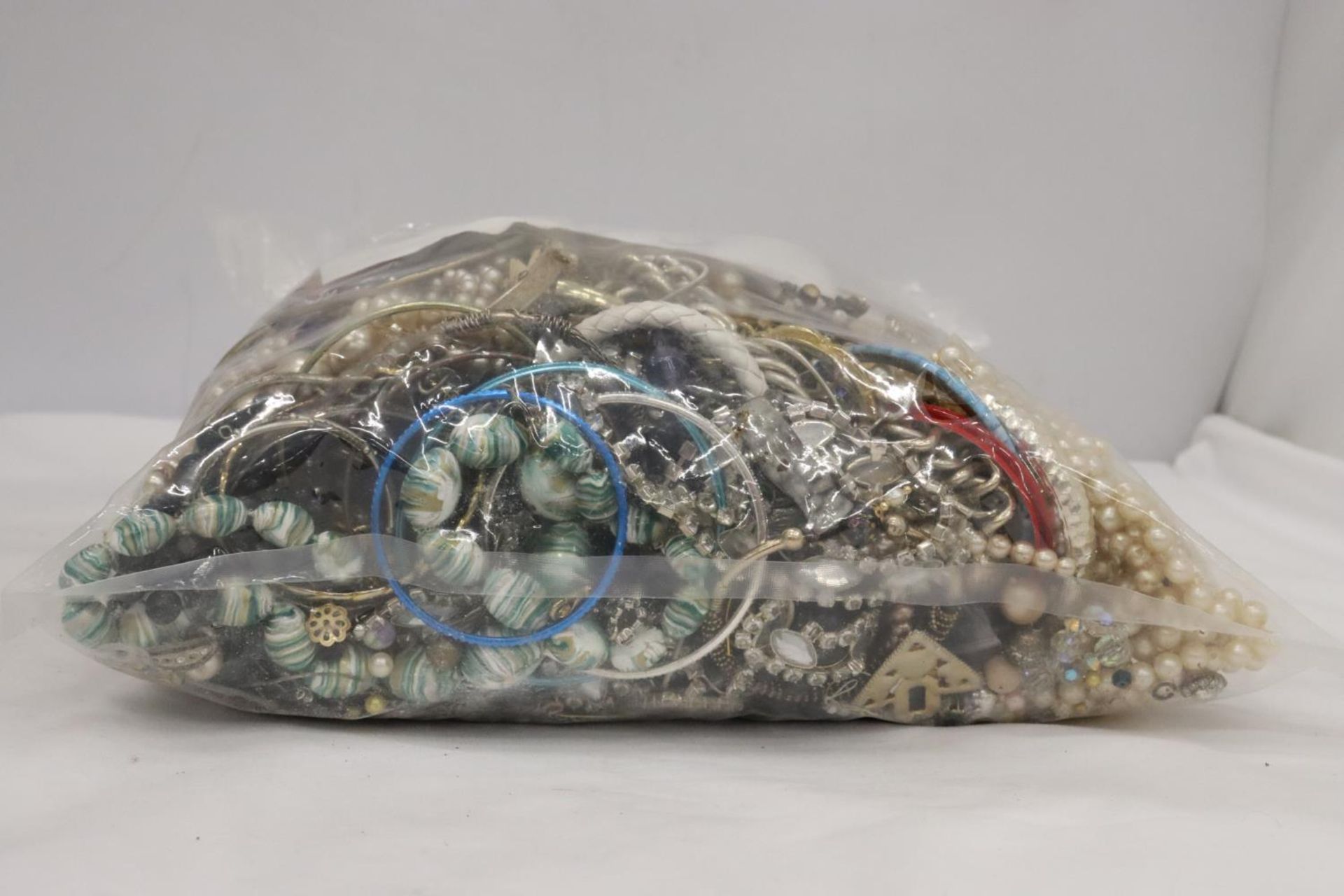 A LARGE QUANTITY OF COSTUME JEWELLERY - 5 KG IN TOTAL - Image 3 of 8