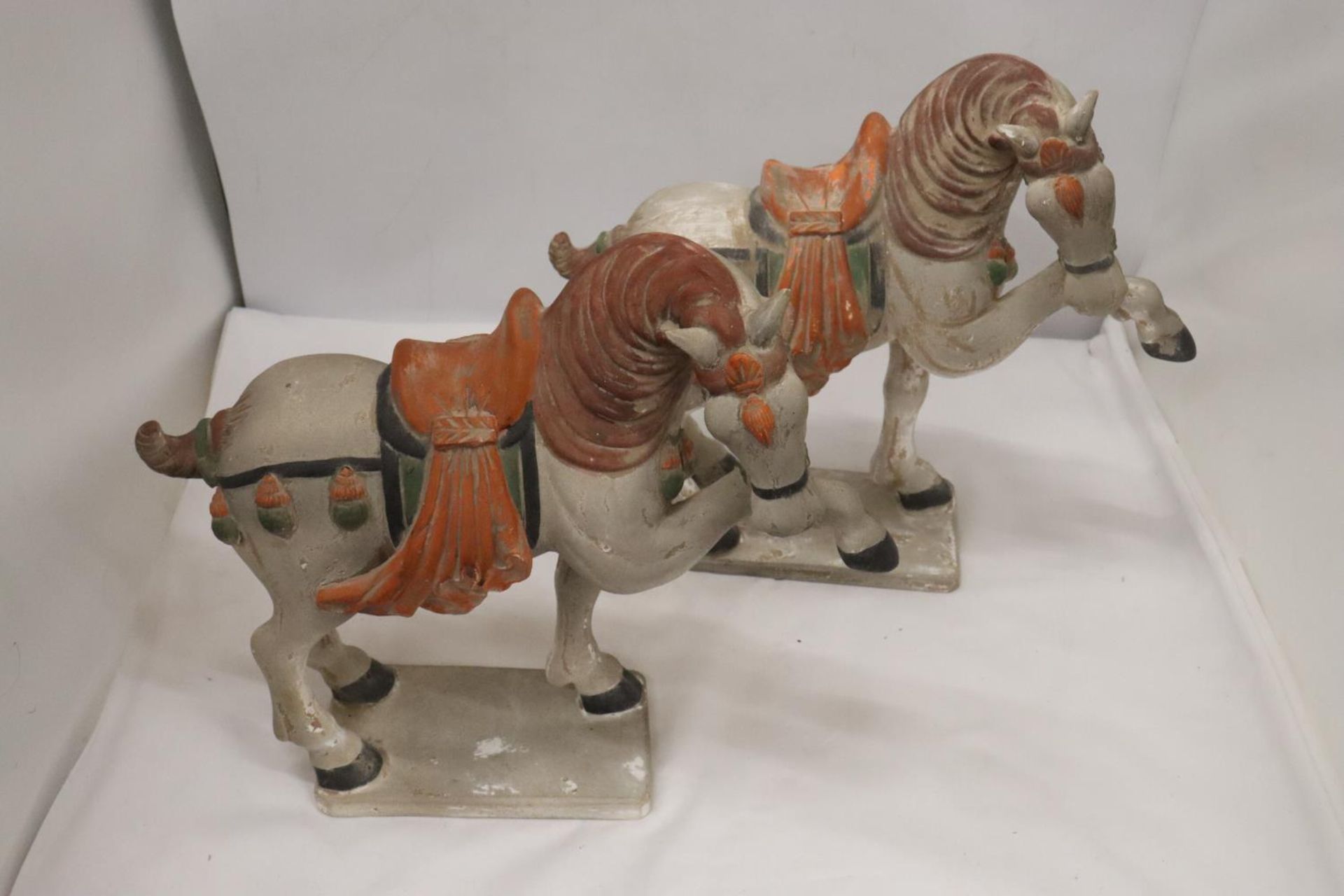 TWO TANG DYNASTY STYLE HORSES - Bild 6 aus 6