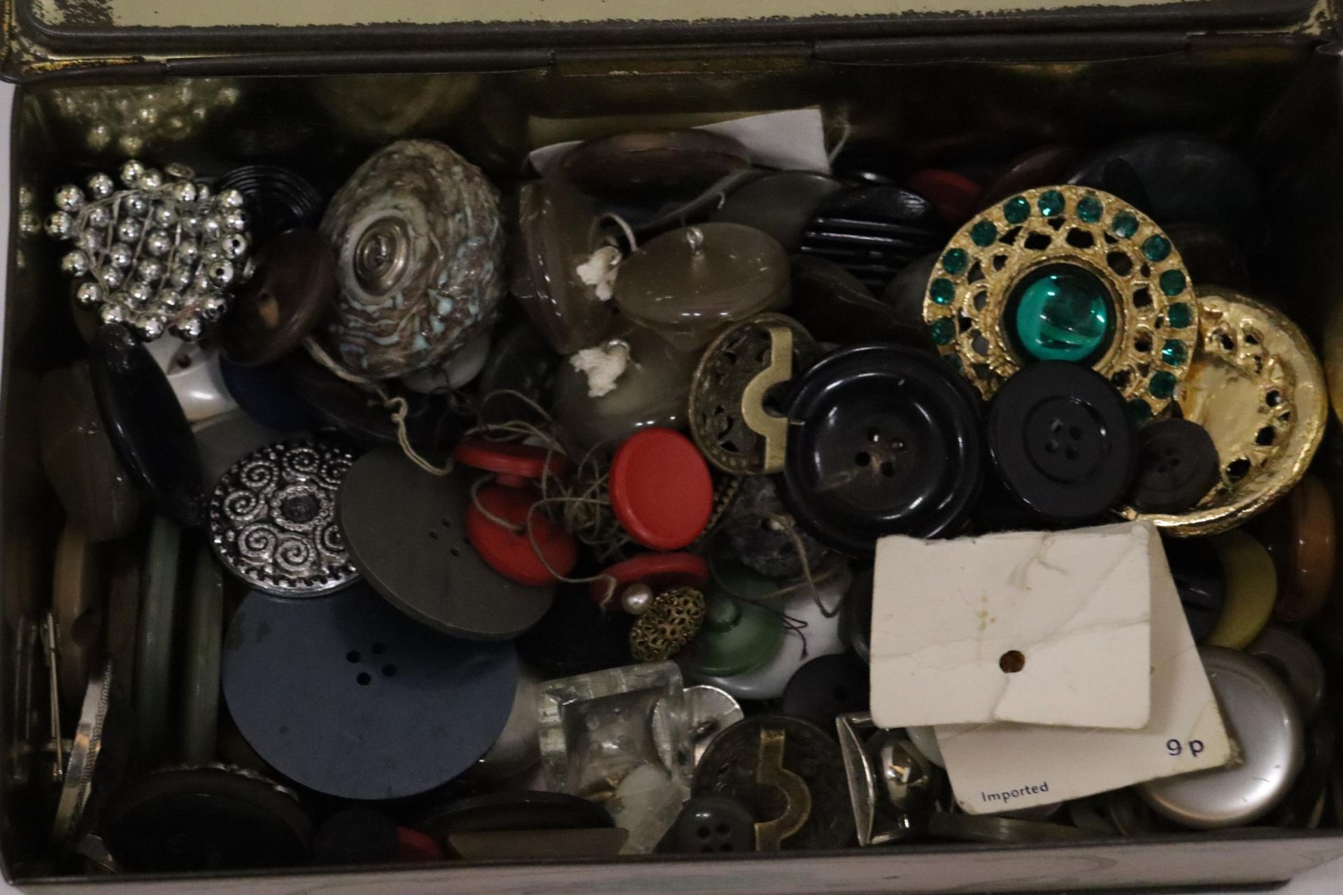 A VINTAGE TIN CONTAINING A LARGE QUANTITY OF VINTAGE BUTTONS TO INCLUDE VOGUE STAR, HARRODS, ETC., - Bild 5 aus 7