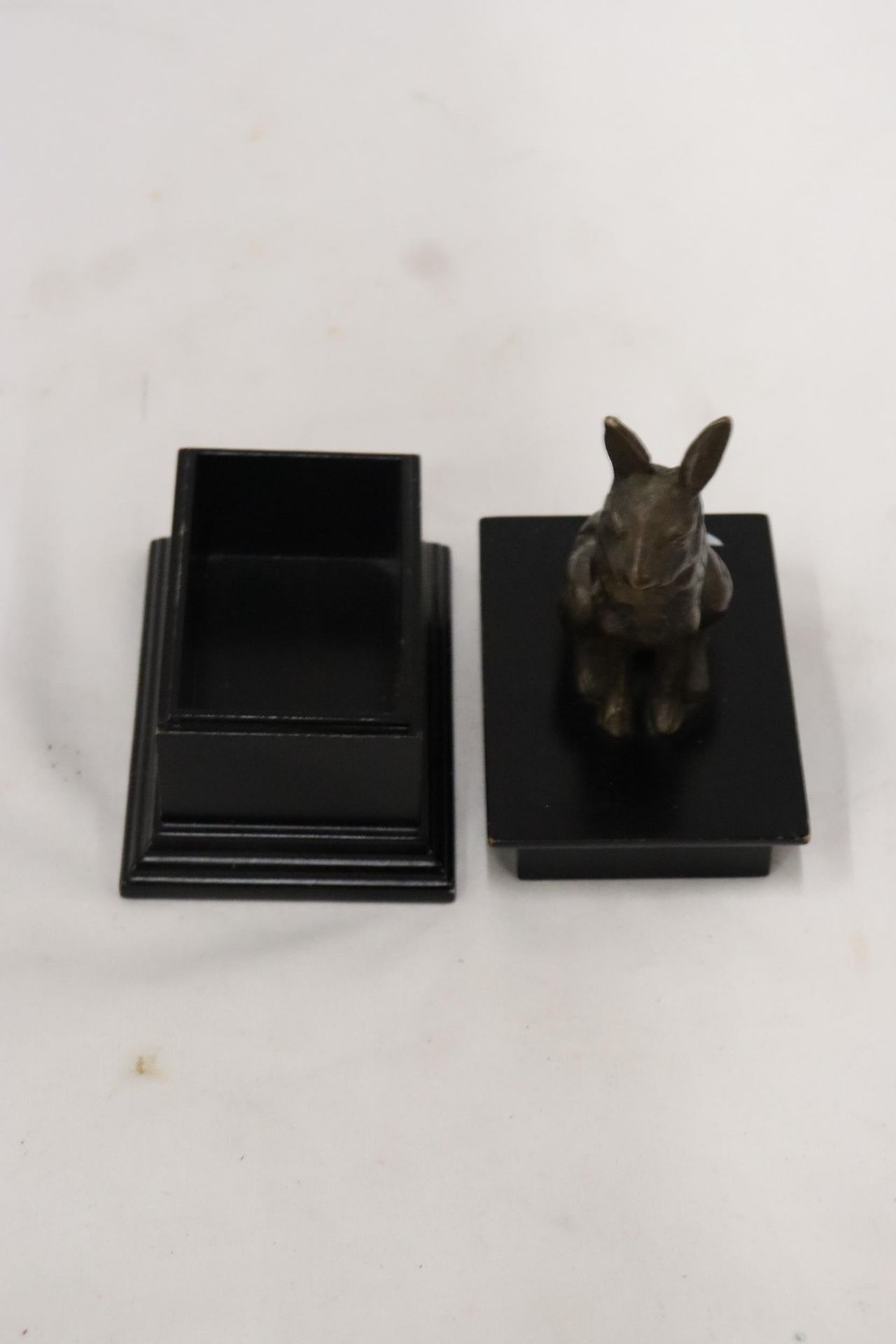 A FIGURE OF A HARE SITTING ON A WOODEN TRINKET BOX - Image 6 of 6