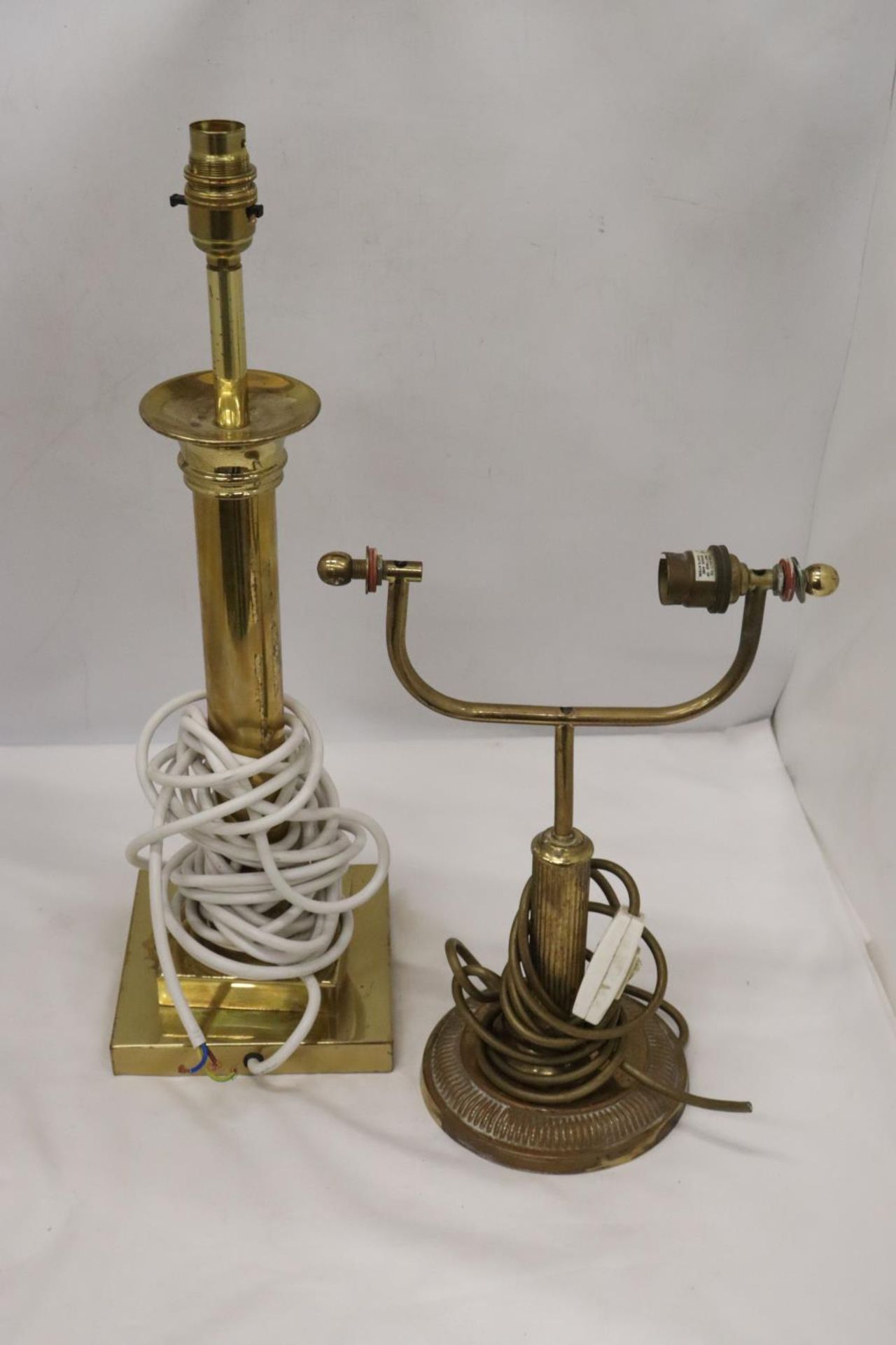 A BRASS BANKER'S LAMP AND BRASS PEDESTAL LAMP - Image 5 of 5