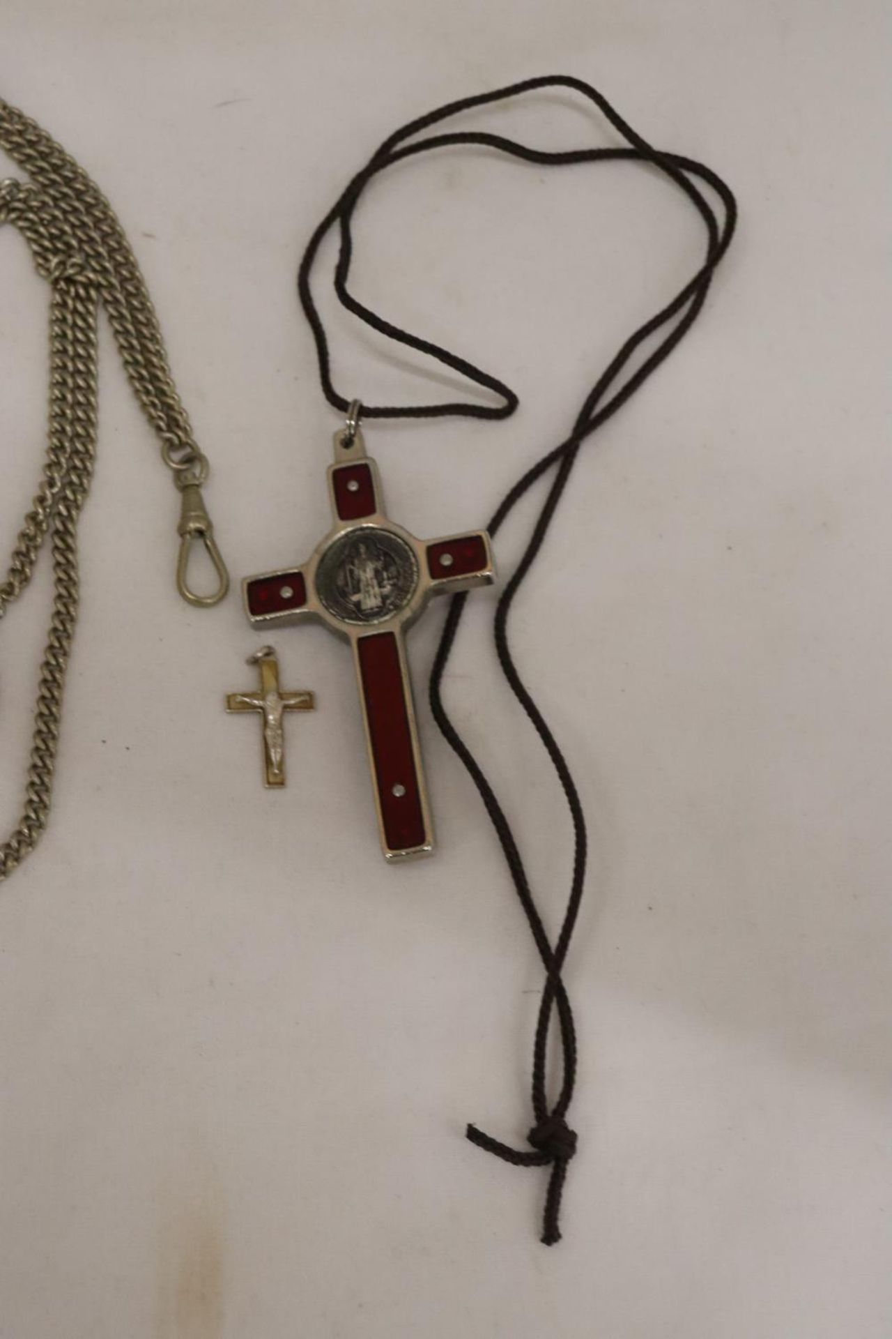 A POCKET WATCH CHAIN AND A CRUCIFIX - Image 4 of 5