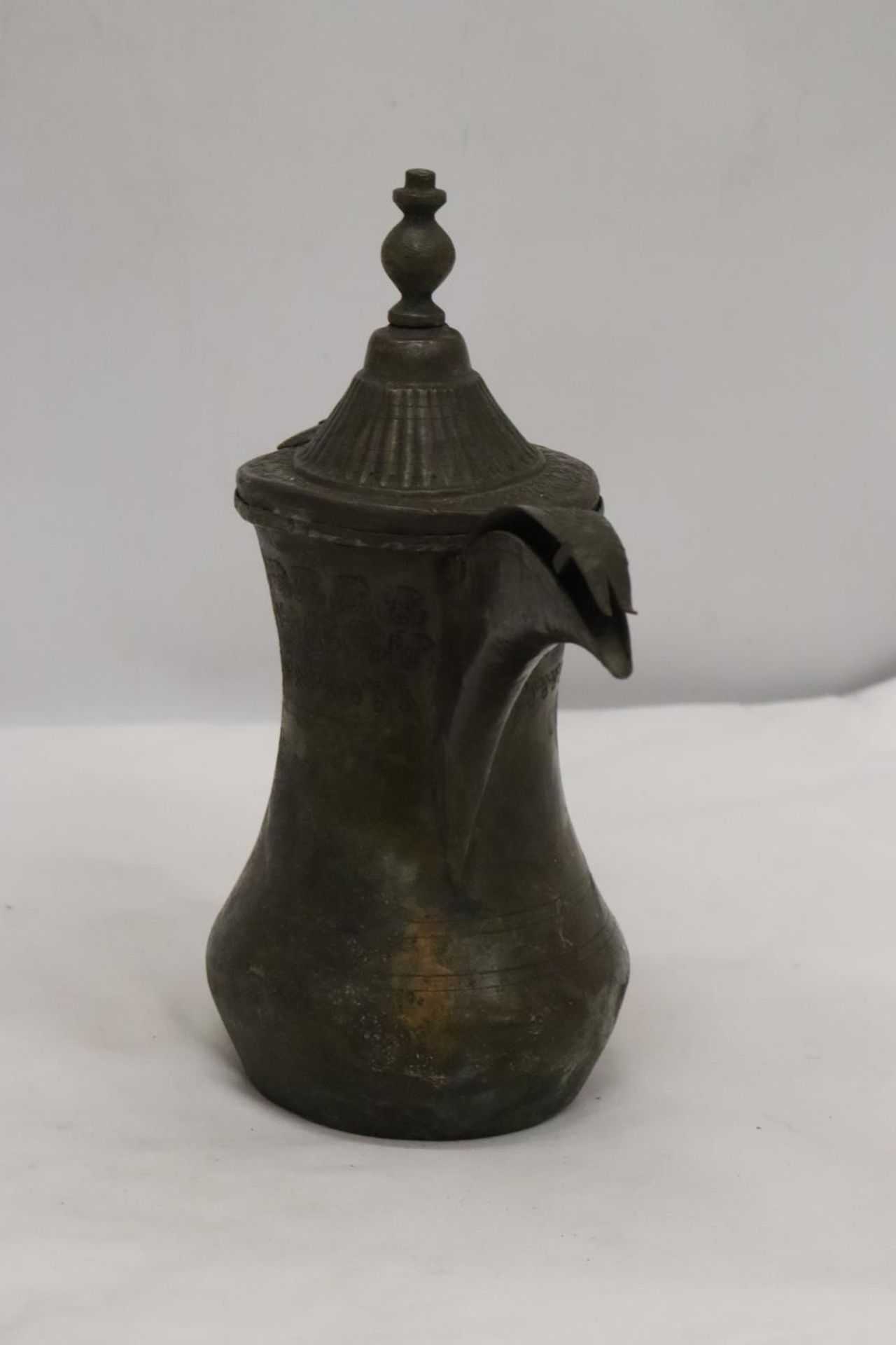 AN ASIAN COFFEE POT - Image 2 of 5