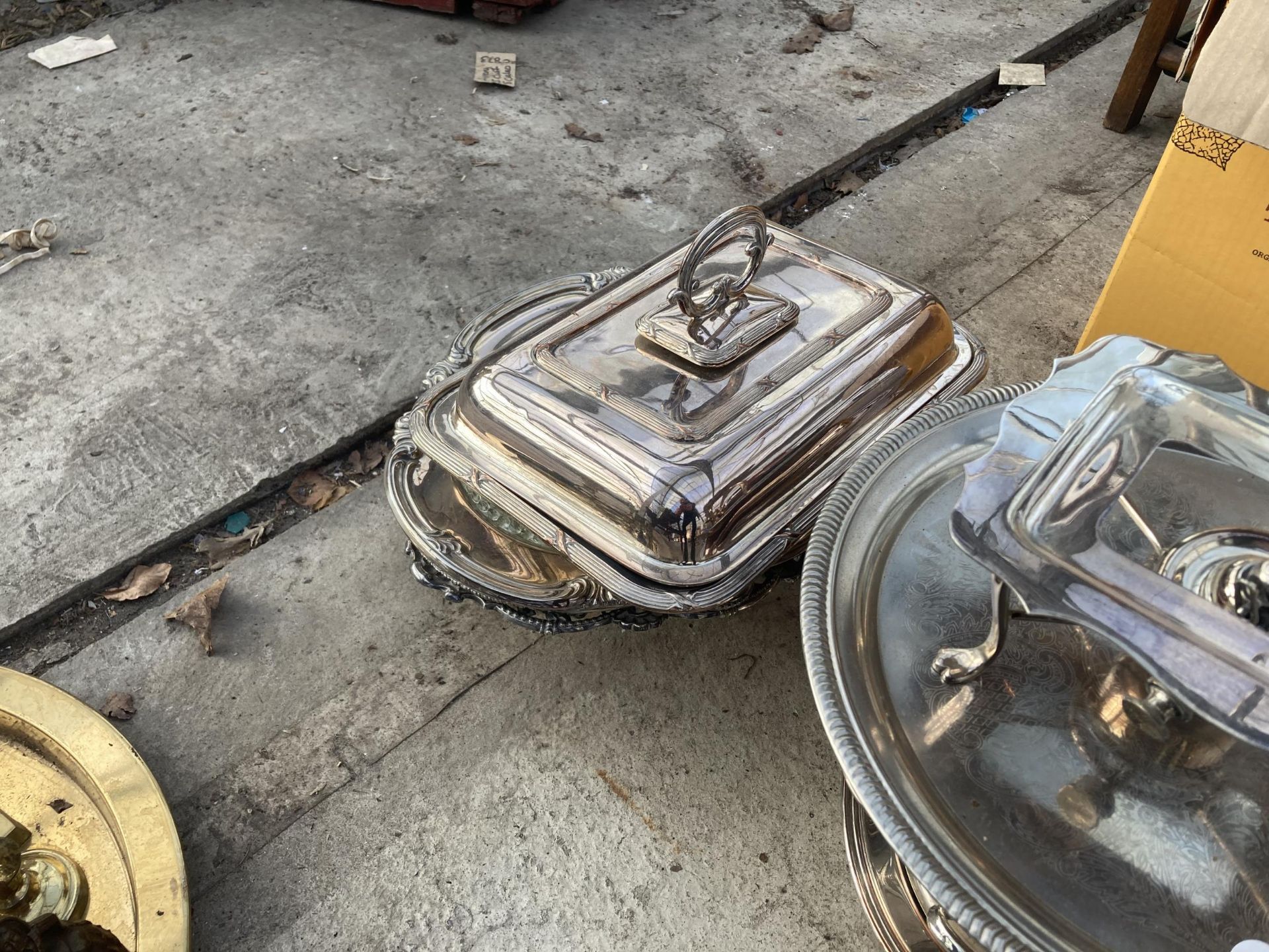 AN ASSORTMENT OF SILVER PLATED ITEMS TO INCLUDE TUREENS, SERVING DISHES AND A TRAY ETC - Bild 3 aus 3