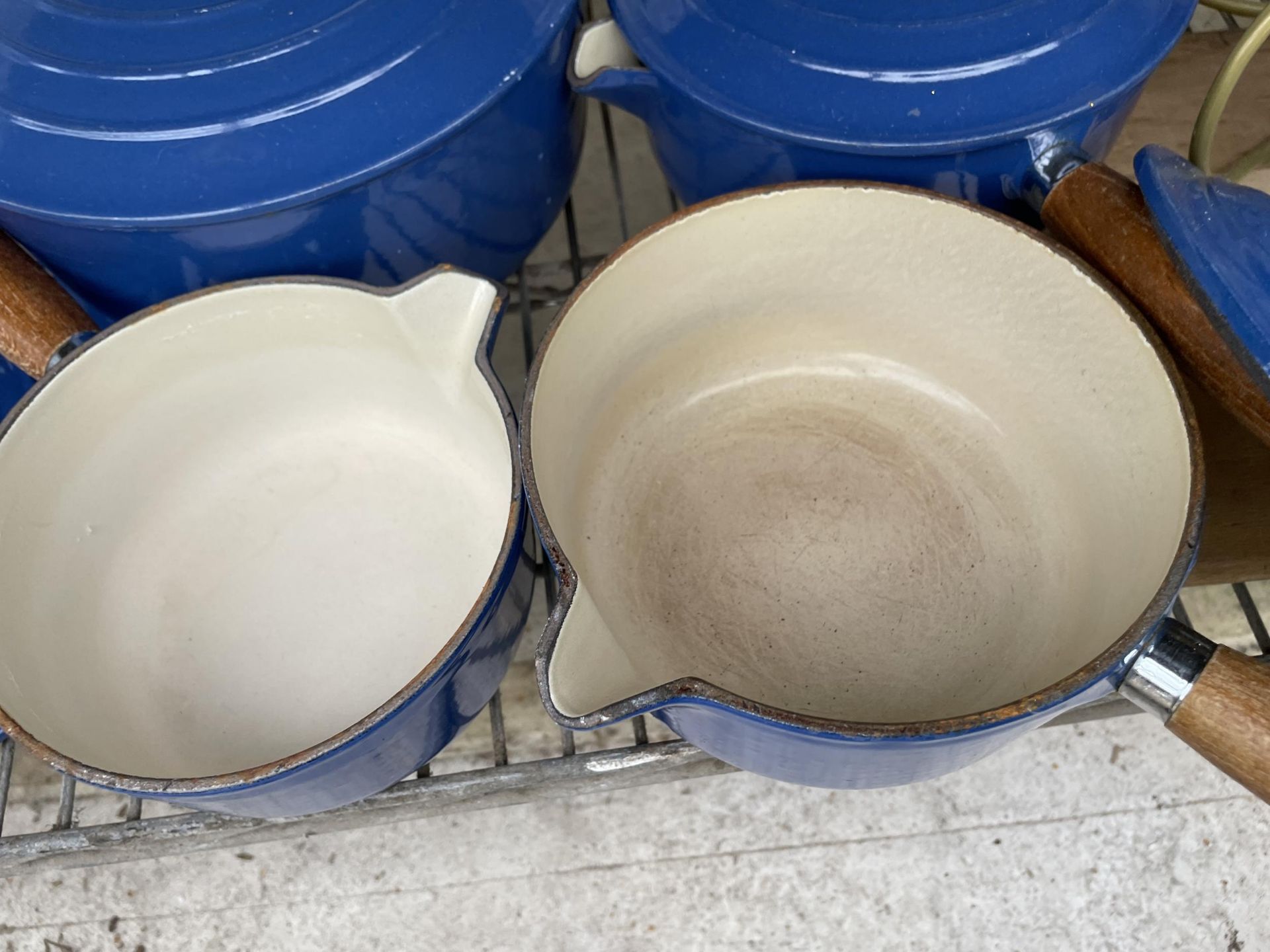 A SET OF FOUR GRADUATED BLUE LE CRUESET PANS WITH LIDS AND A FURTHER SPARE LID - Image 2 of 3