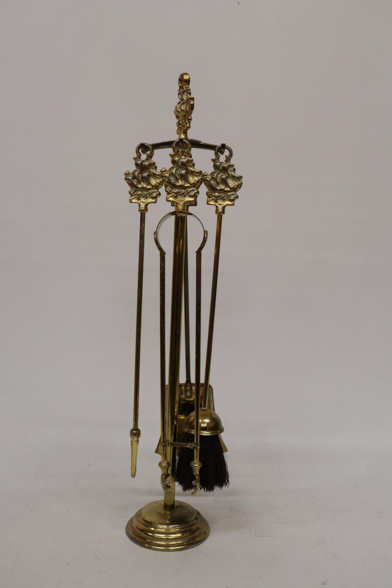 A BRASS COMPANION SET AND STAND WITH GALLEON HANDLES - Image 2 of 6